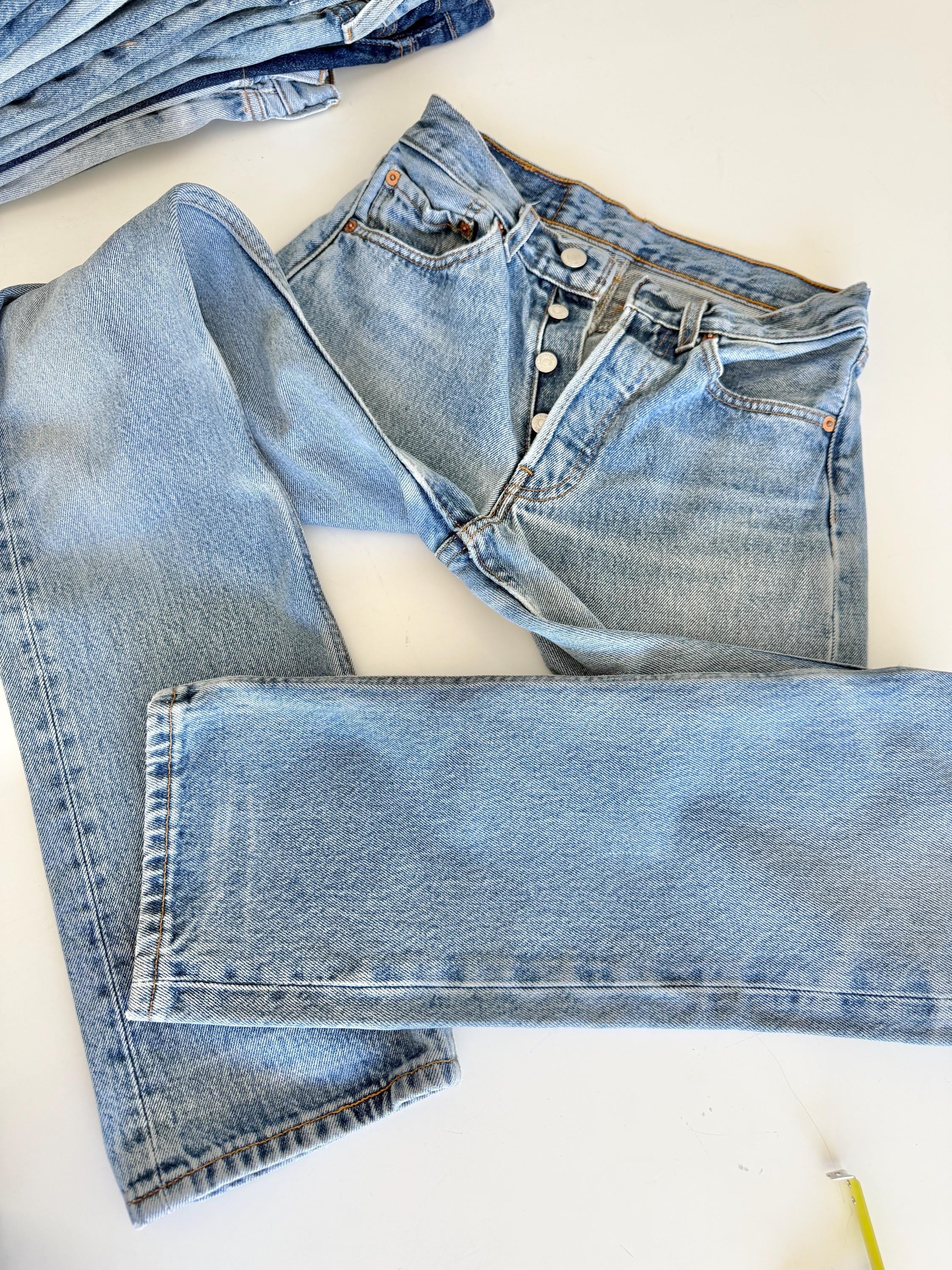 W25 L31 vintage Levis 501 24-25” measured waist light faded lines denim made in 90s