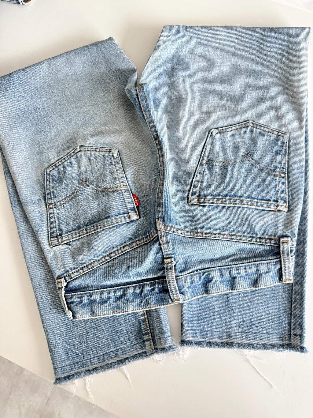 W26 L27 selvedge red line vintage Levis 501 25-26” measured waist dark raw blue faded made in USA 70s