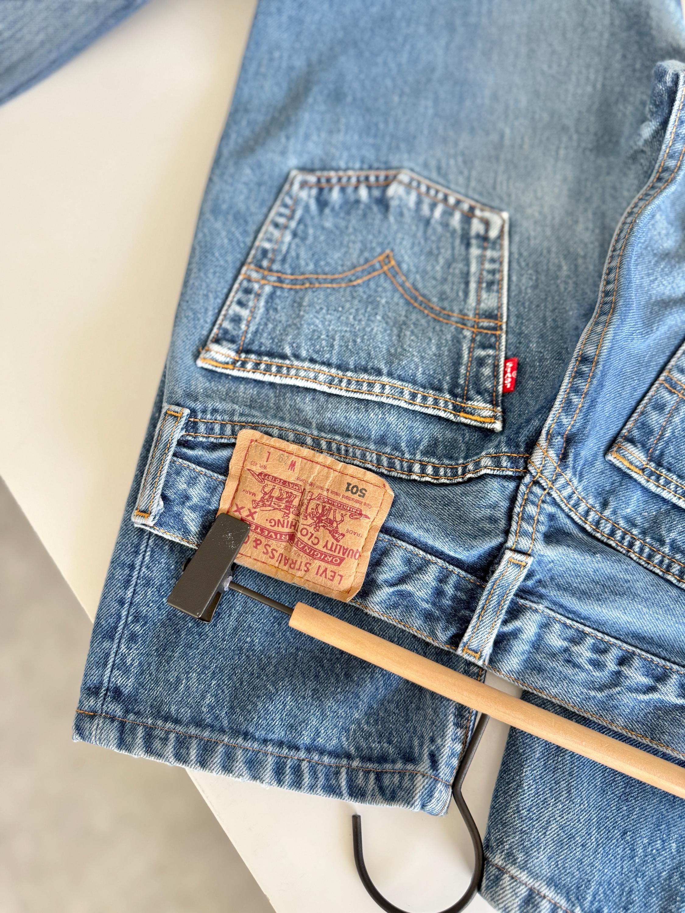 W27 L28 vintage Levis 501 26-27” measured medium dark blue made in 90s