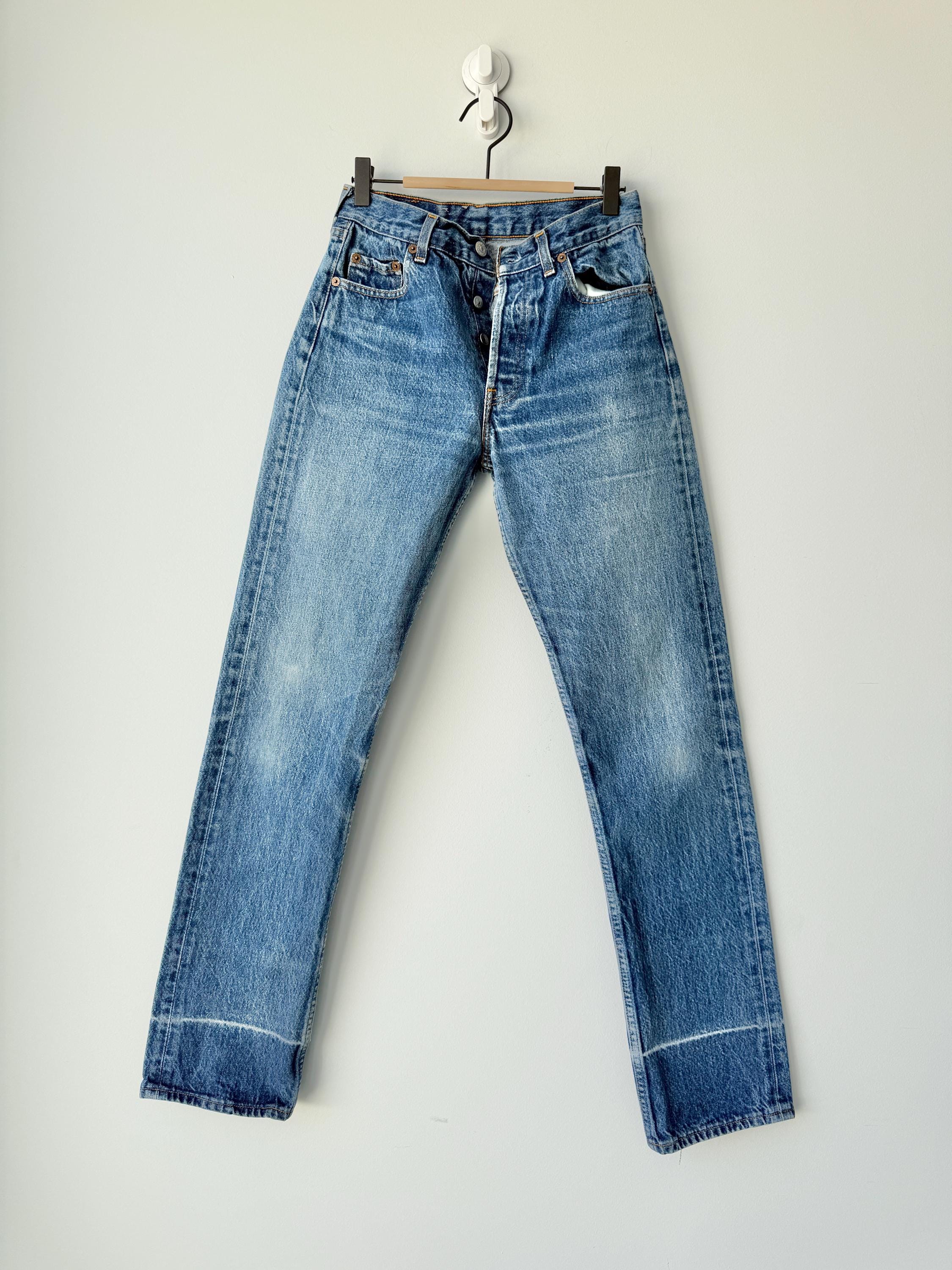 w27 L32 Levis 501 vintage 26-27” waist raw blue faded 501s made in France 80s straight leg jeans 501