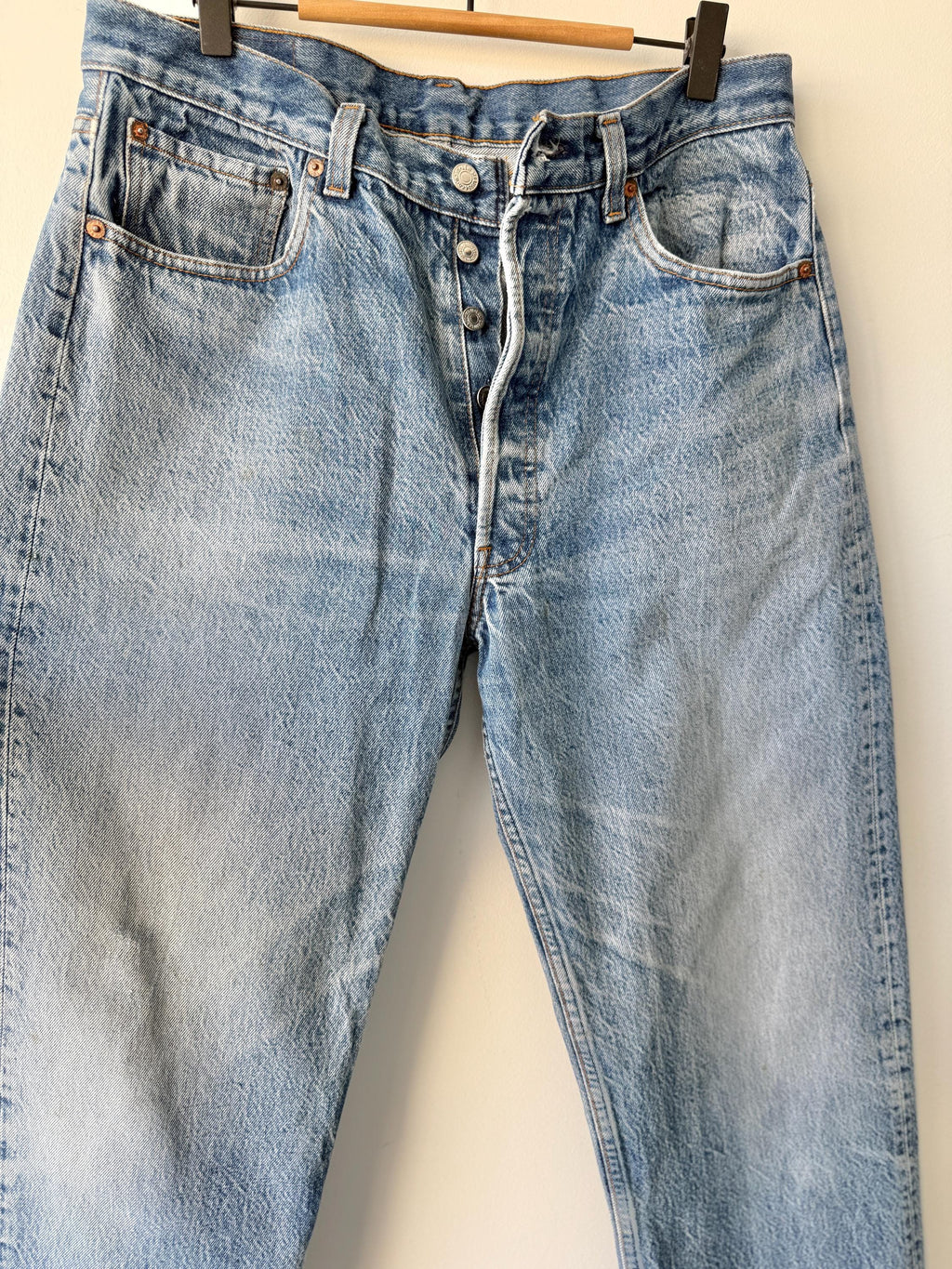 W33 L31 vintage Levis 501 31-33” measured waist medium faded denim made in USA  90s