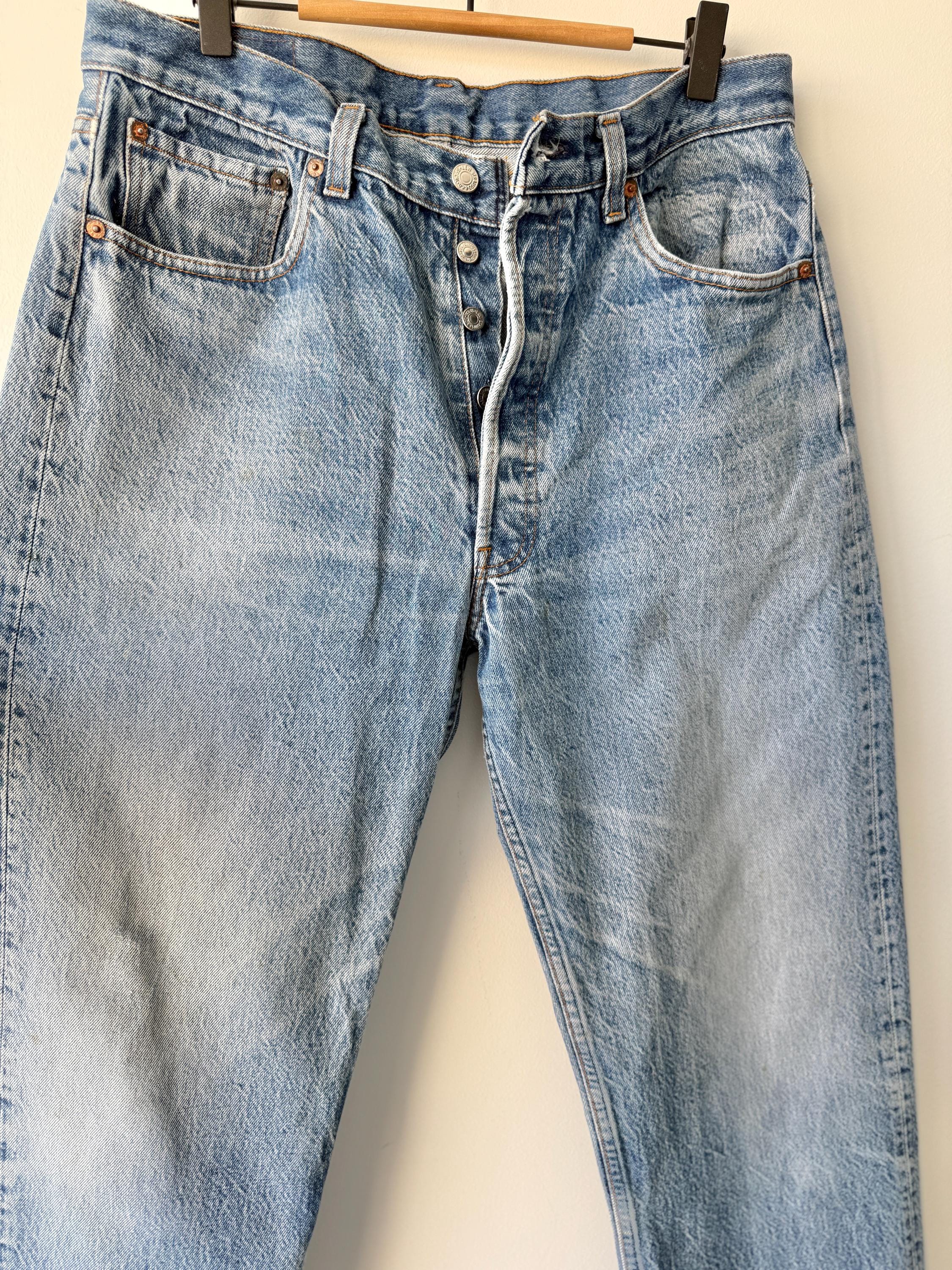 W33 L31 vintage Levis 501 31-33” measured waist medium faded denim made in USA  90s