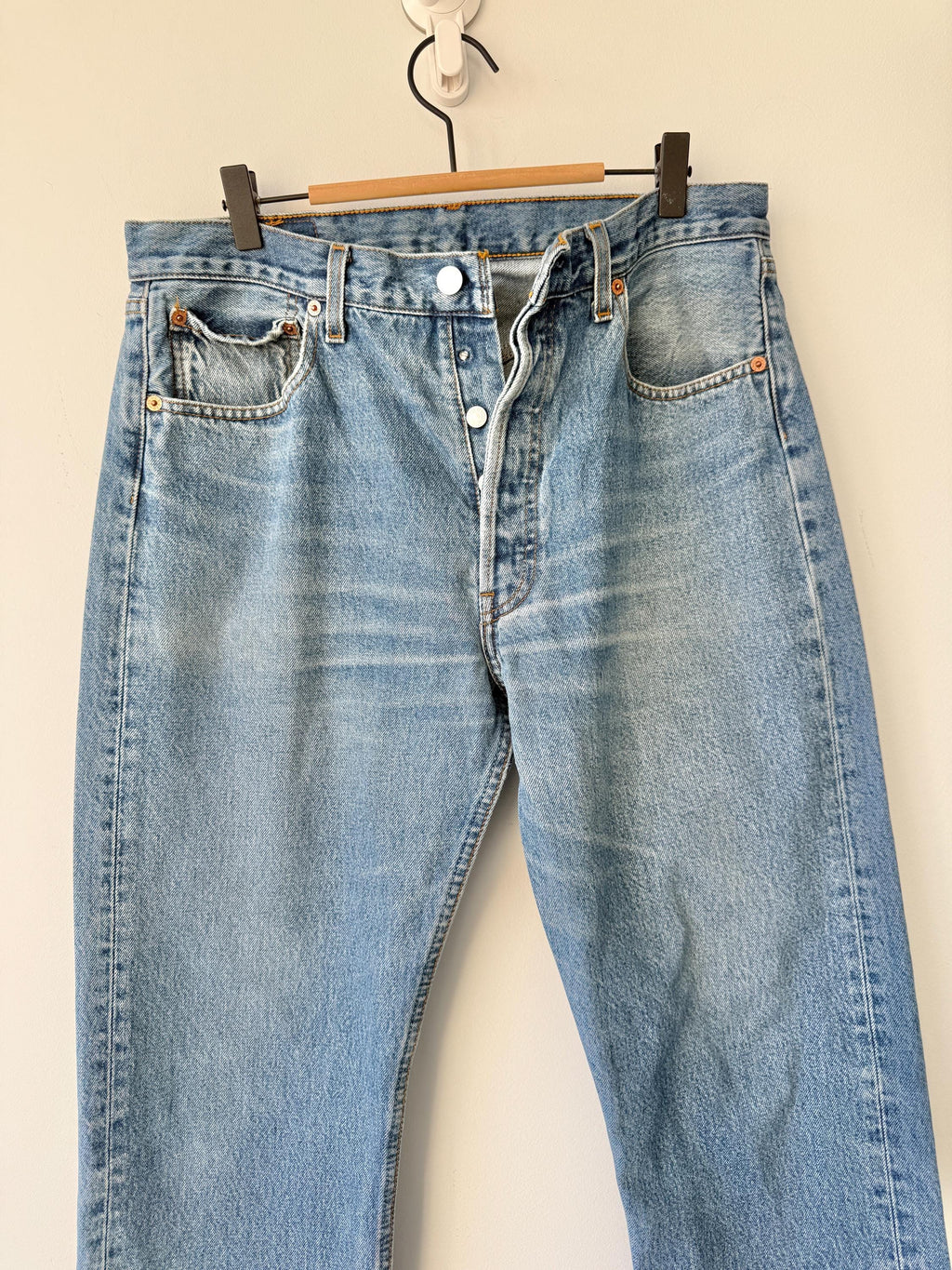 W32 L31 vintage Levis 501 31-32” measured medium faded lines blue made in Y2K
