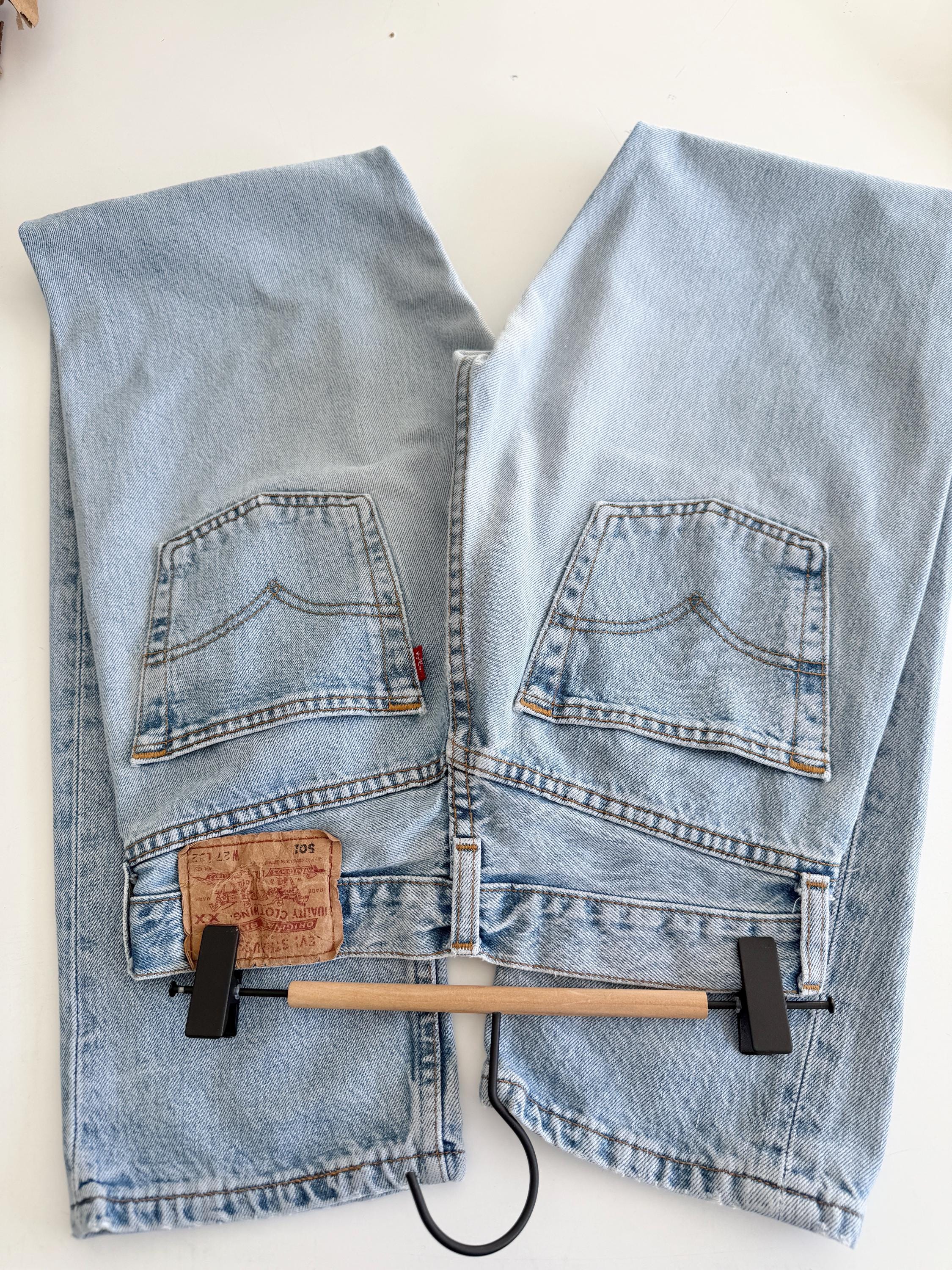 W25 L31 vintage Levis 501 24-25” measured waist faded medium blue made in USA 90s