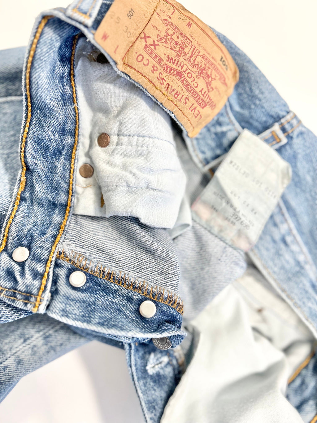 Levis 501 jeans w24 L29 medium blue denim faded blue wash made in USA blue 501 vintage 501s