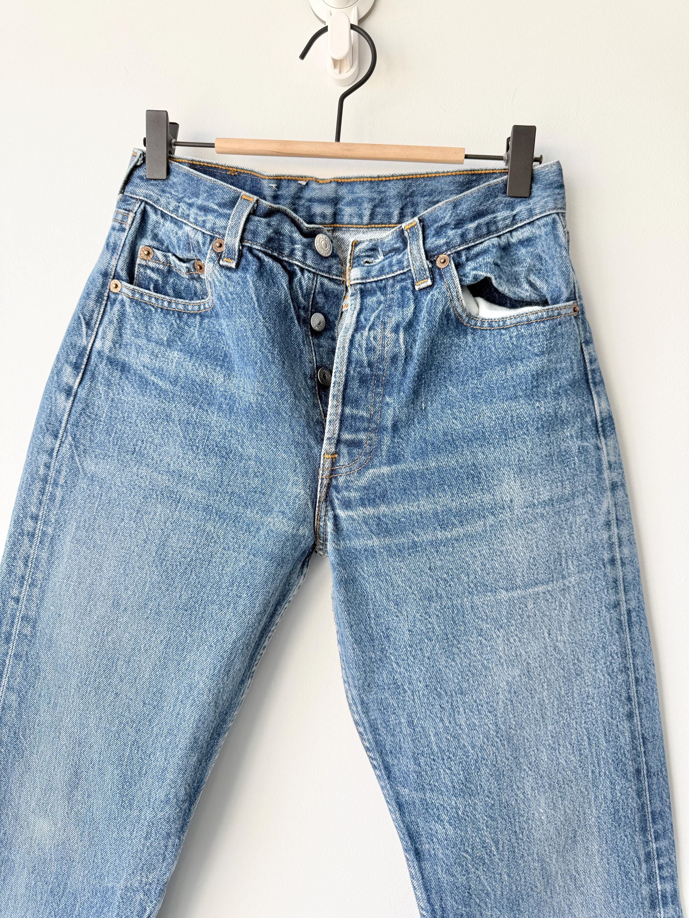 w27 L32 Levis 501 vintage 26-27” waist raw blue faded 501s made in France 80s straight leg jeans 501