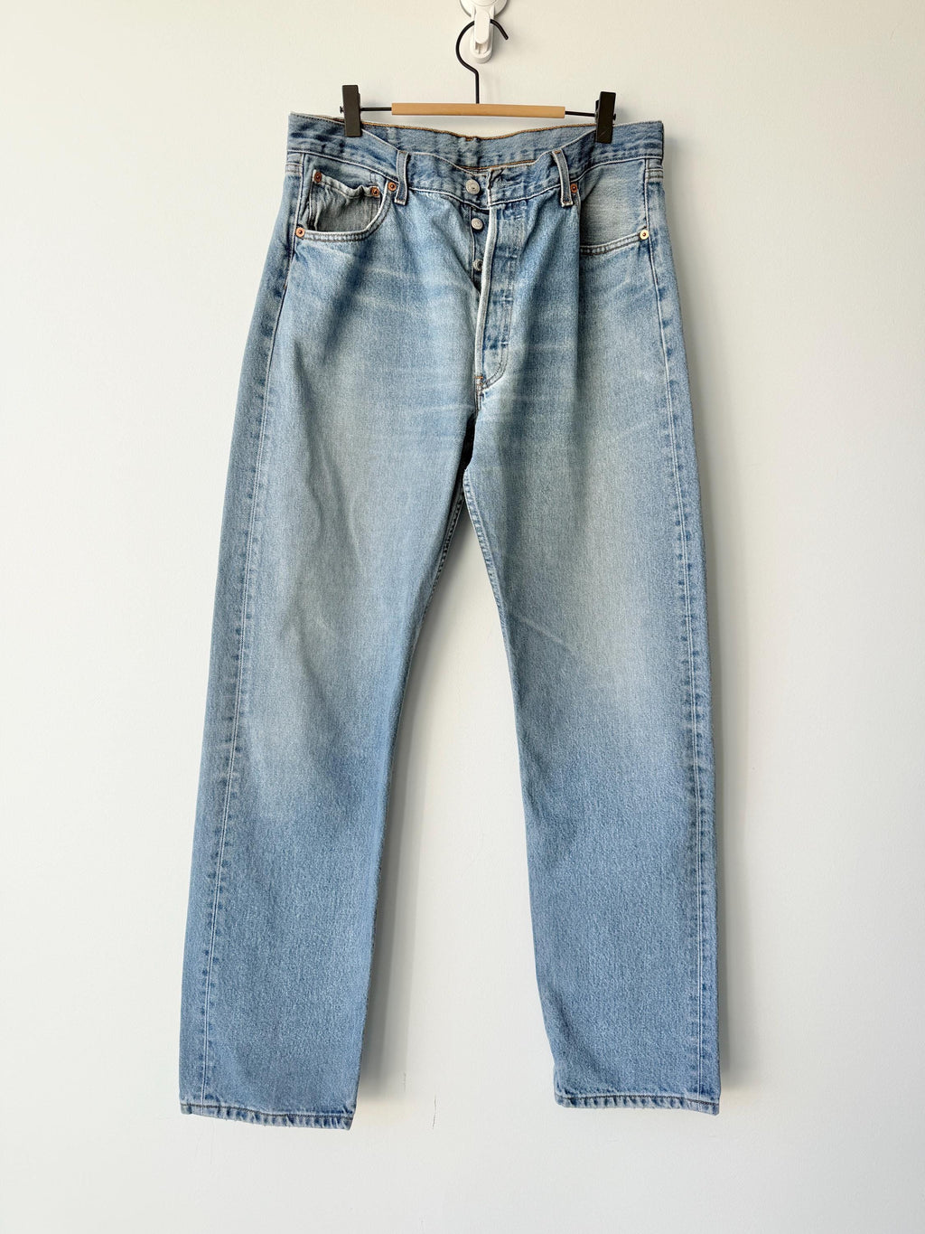 W33 L33 vintage Levis 501 33” measured waist medium faded blue denim made in Y2K