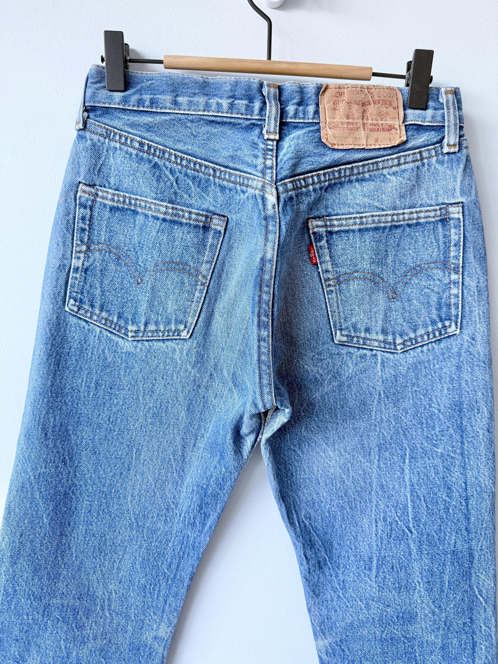 W26 L28 Levis 501 vintage 25-26” measured waist raw dark blue faded  made in 70s France  hol