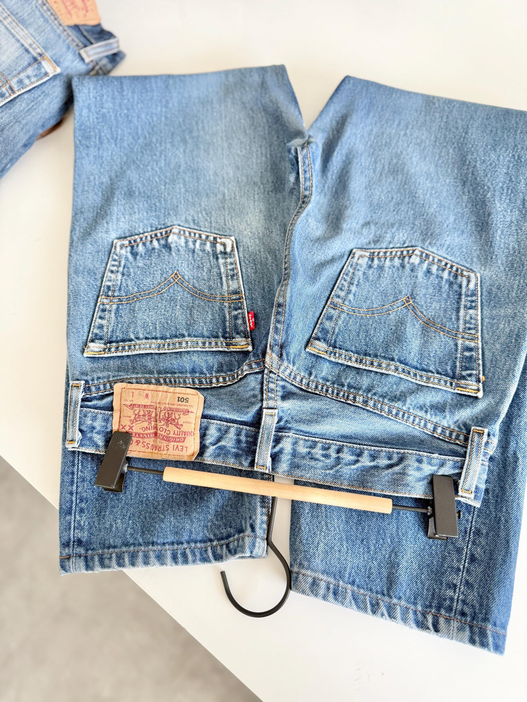 W27 L28 vintage Levis 501 26-27” measured medium dark blue made in 90s