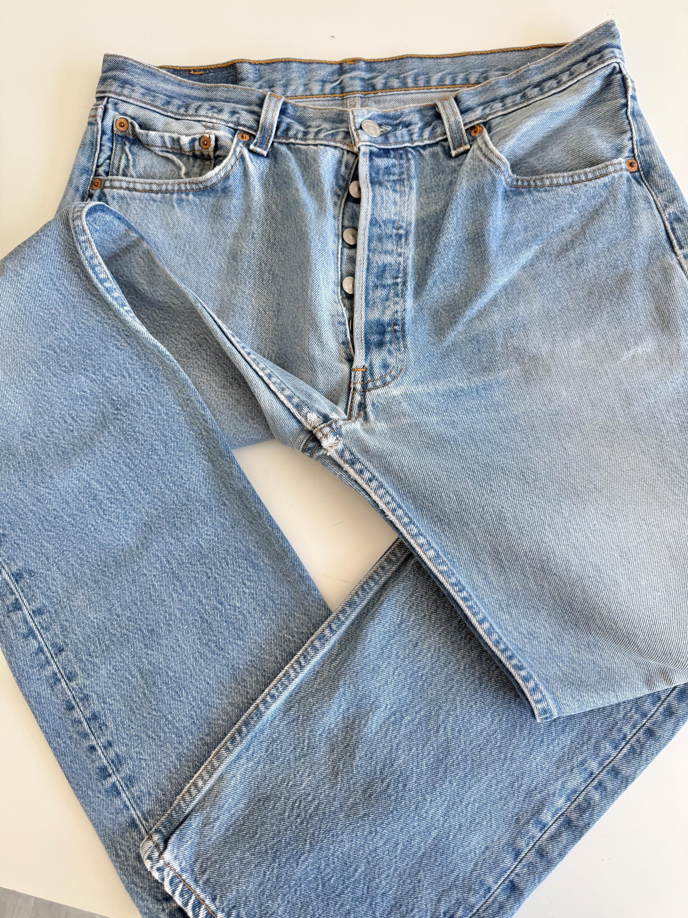 W33 L31 Levis 501 vintage 33” measured waist medium faded blue made in 90s USA