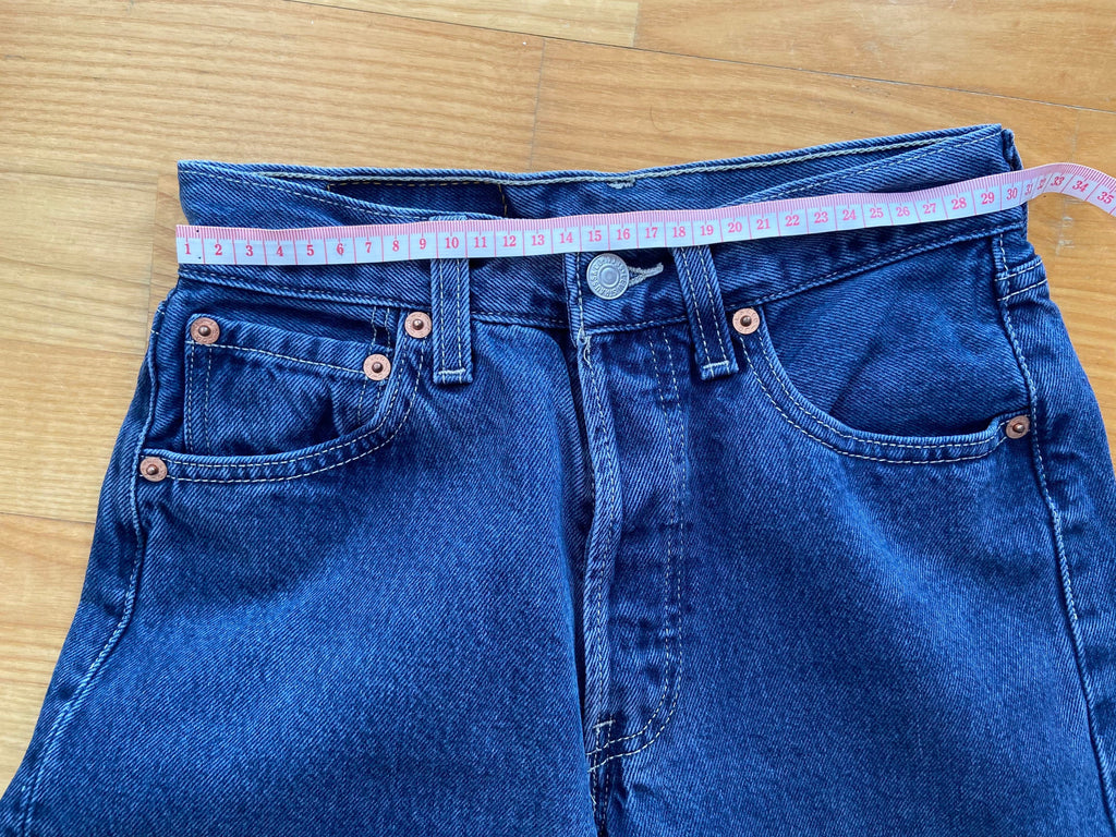 w23 L31 Vintage levis 501 made in USA tag for women vintage 501s 90s Levi’s 501