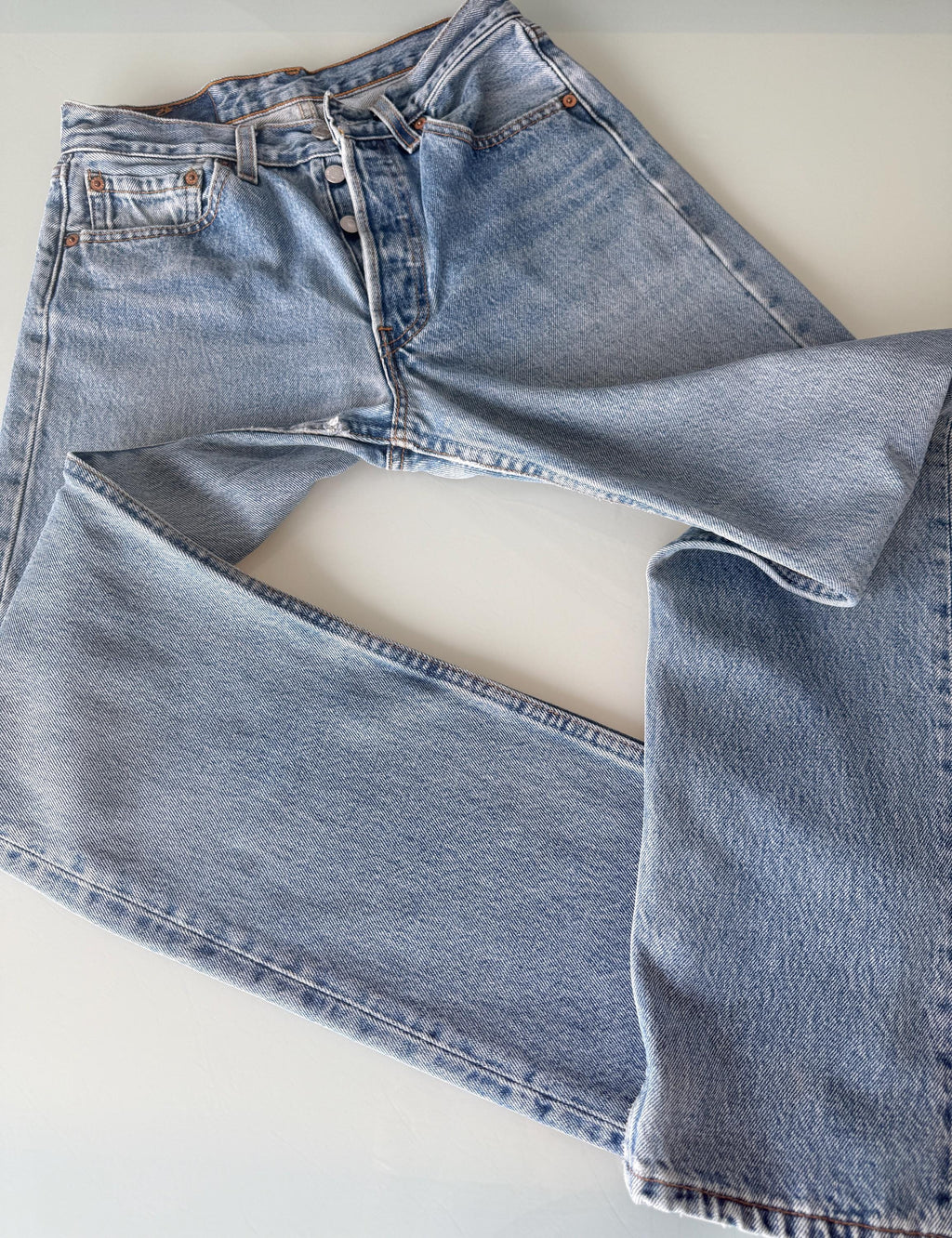 W27 L29 Levis 501 vintage 26-27” measured waist medium blue made in USA 90s for women tag