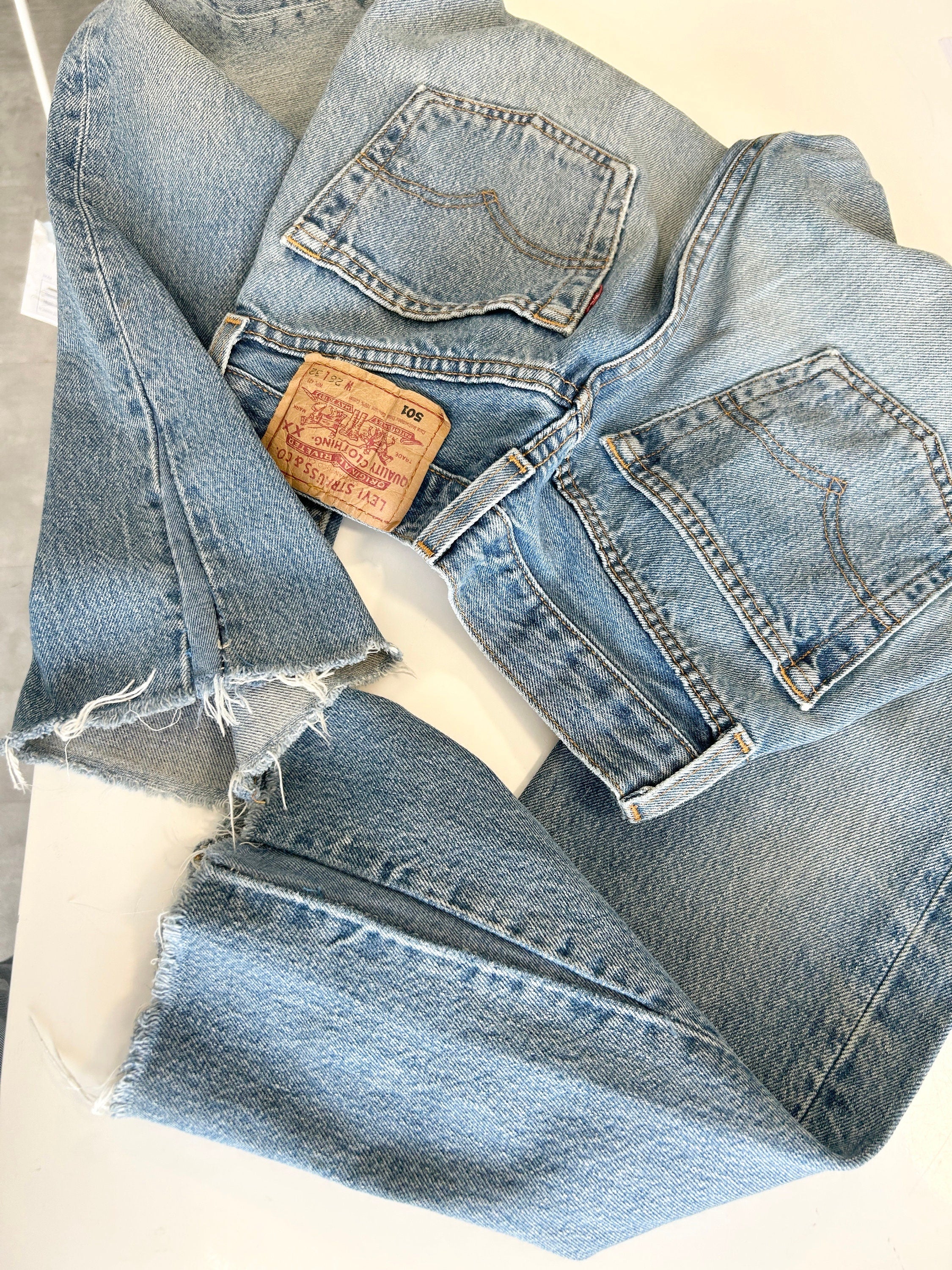 W25 L29 Levis 501 vintage soft worn denim straight leg 501 made in 90s vintage blue 501 vintage Levi’s England