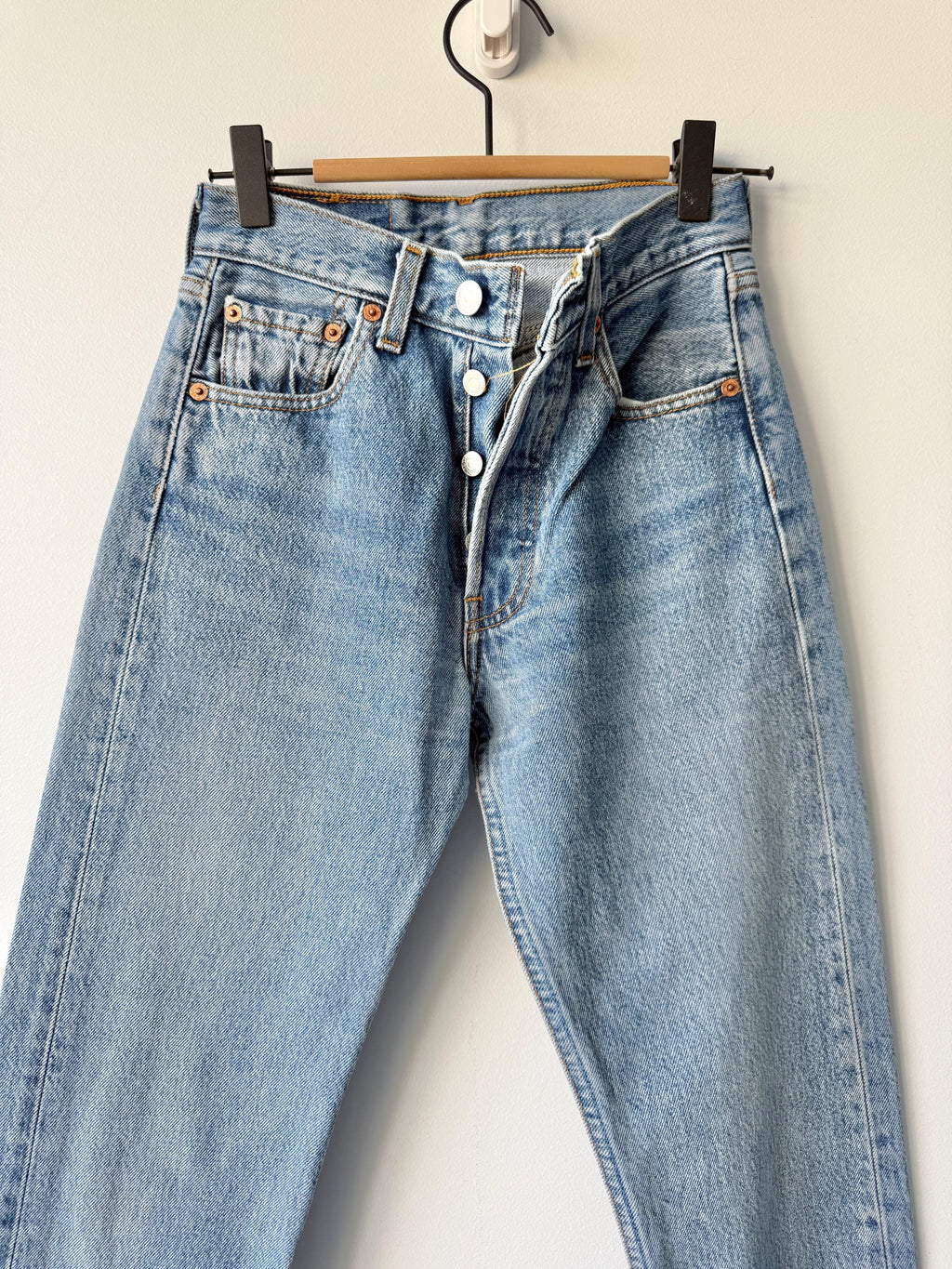 W23 L30 vintage Levis 501 22-23” measured medium blue made in 90s )