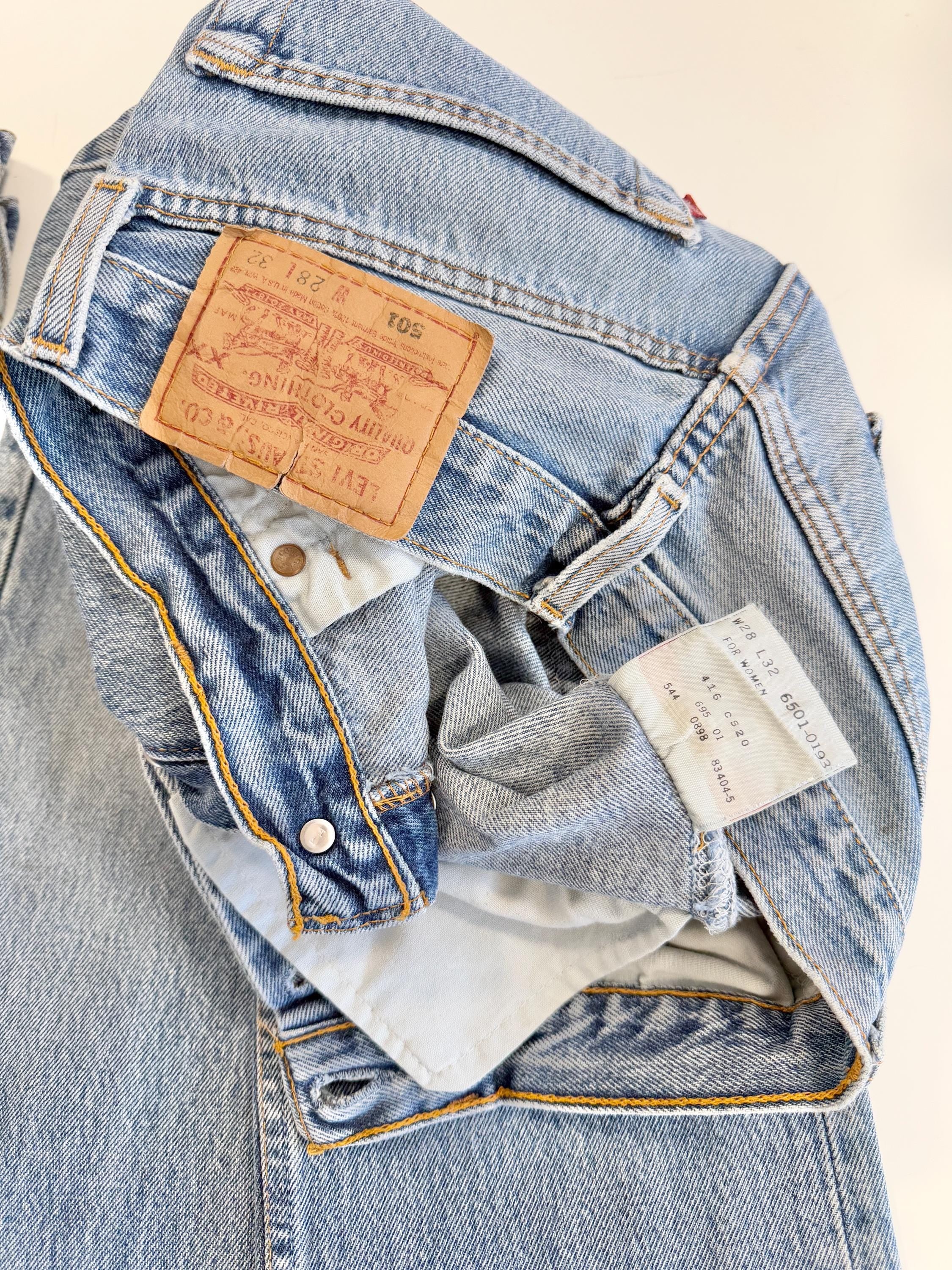 Levis 501 vintage w26 L31 medium faded blue 501s made in USA “for women” straight leg jeans 501 25”/26” waist (januk code)