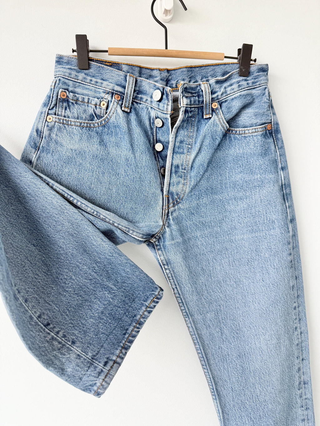 W27 L31 vintage Levis 501 26-27” measured medium blue fade made in y2k