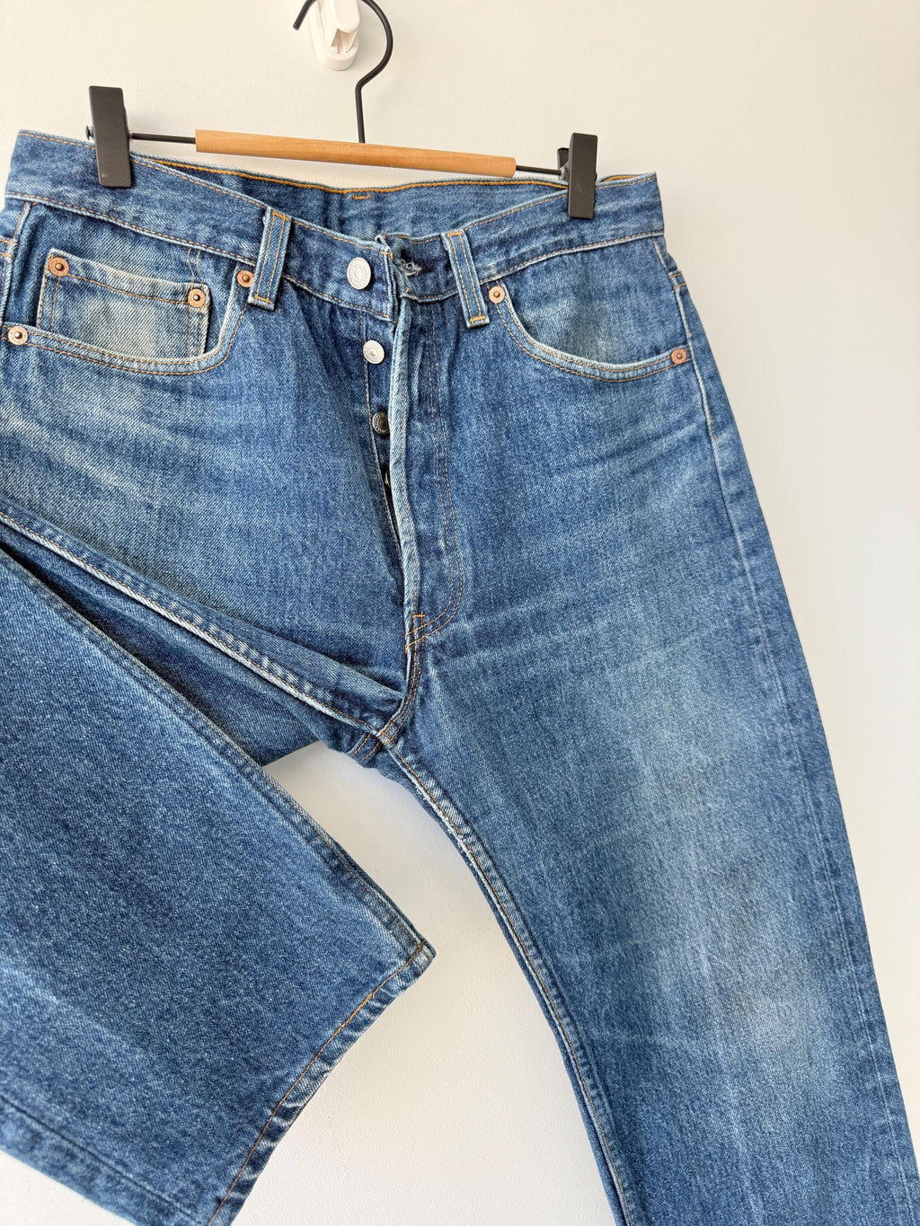 W31 L30 Levis 501 vintage 30-31” measured waist dark blue made in USA 90s