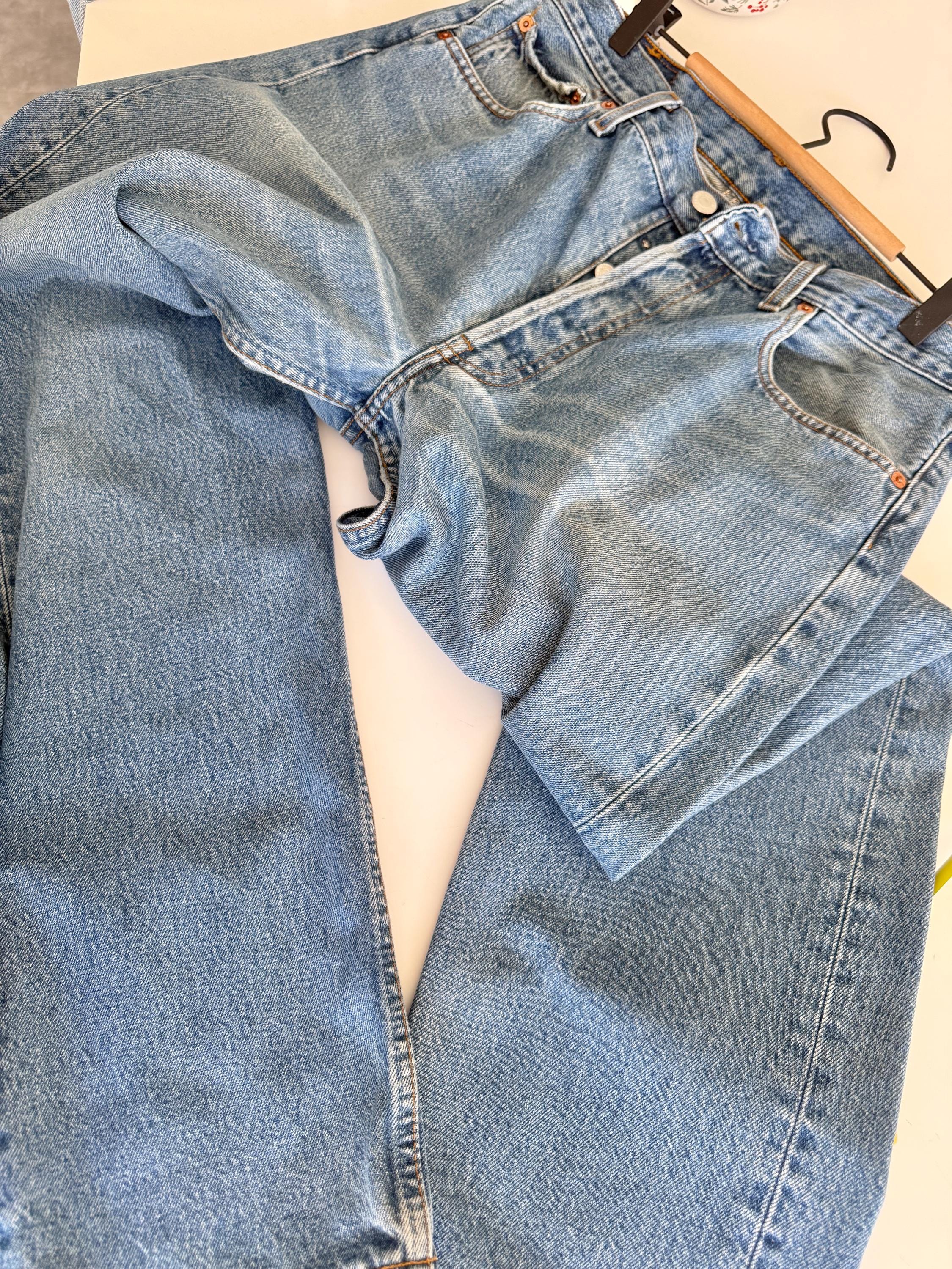 W32 L31 vintage Levis 501 31-32” measured medium faded lines blue made in Y2K