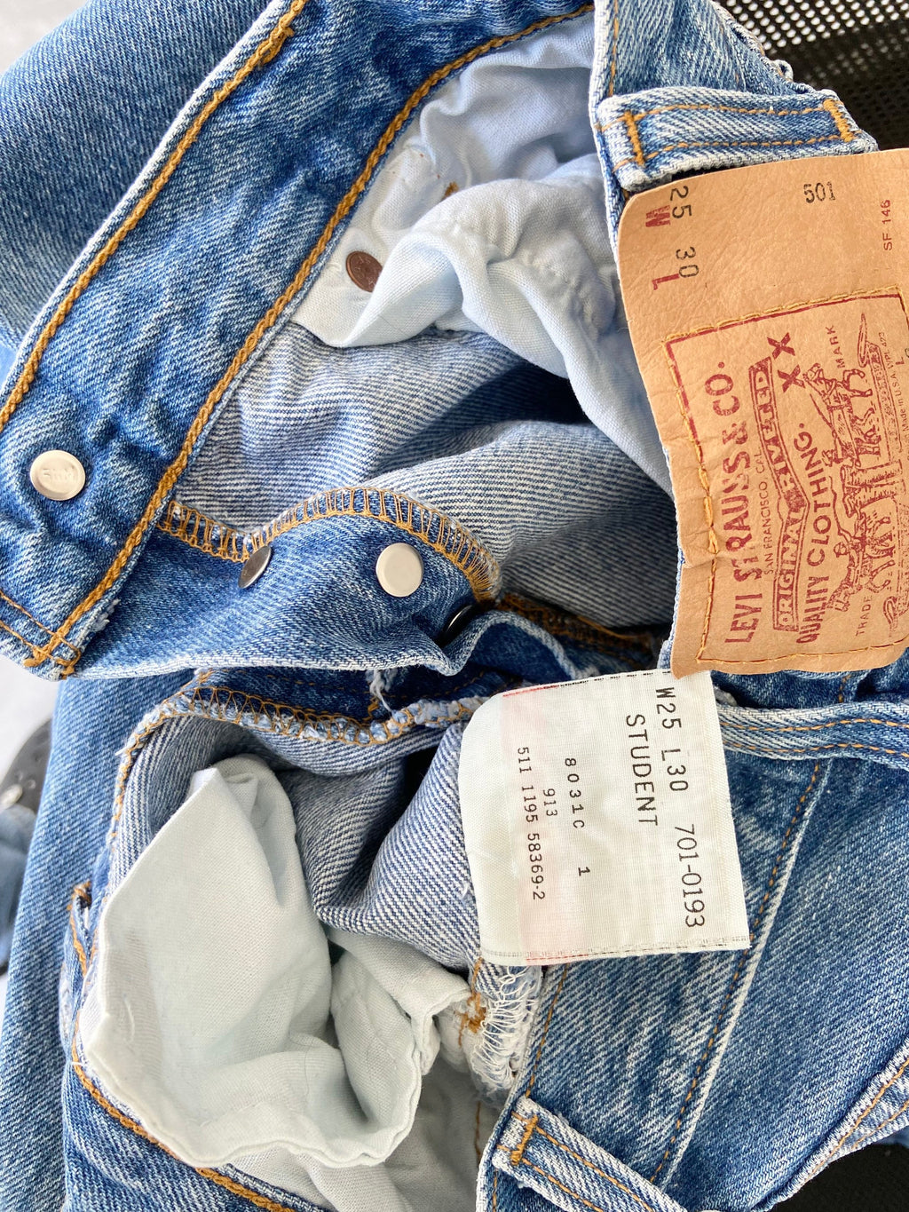 w23 L29 vintage Levi’s 501 student fit made in USA 1993