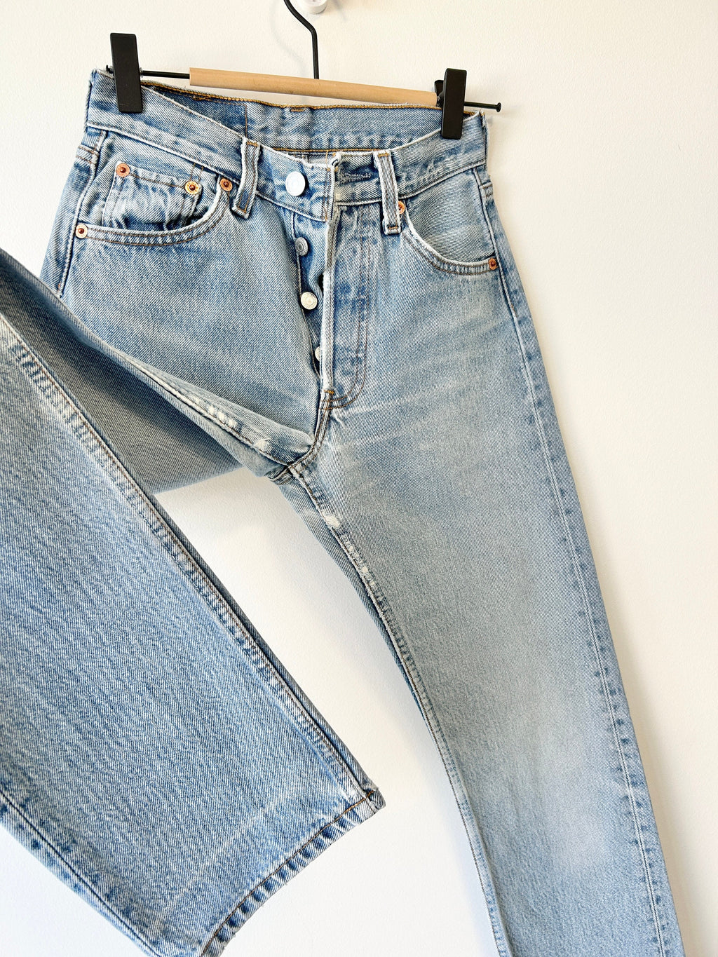 Levi’s 501 vintage w23 L30 Levi’s 501 light blue faded blue straight leg blue 501 vintage blue 501 worn vintage Levi’s