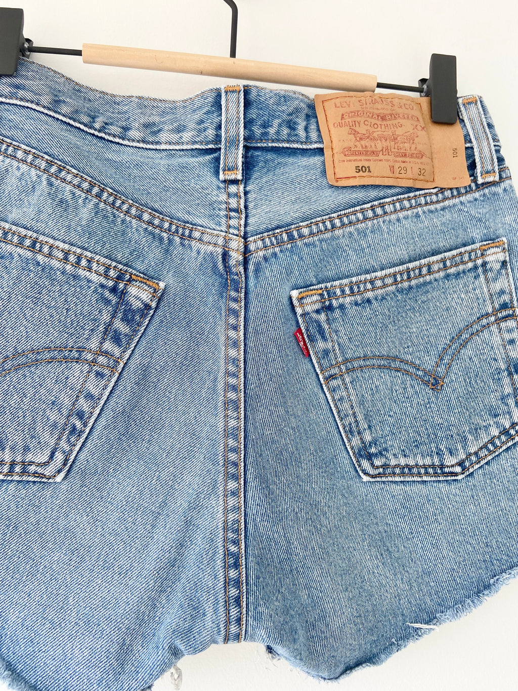 w27 Vintage Levi’s 501 button shorts  medium blue wash