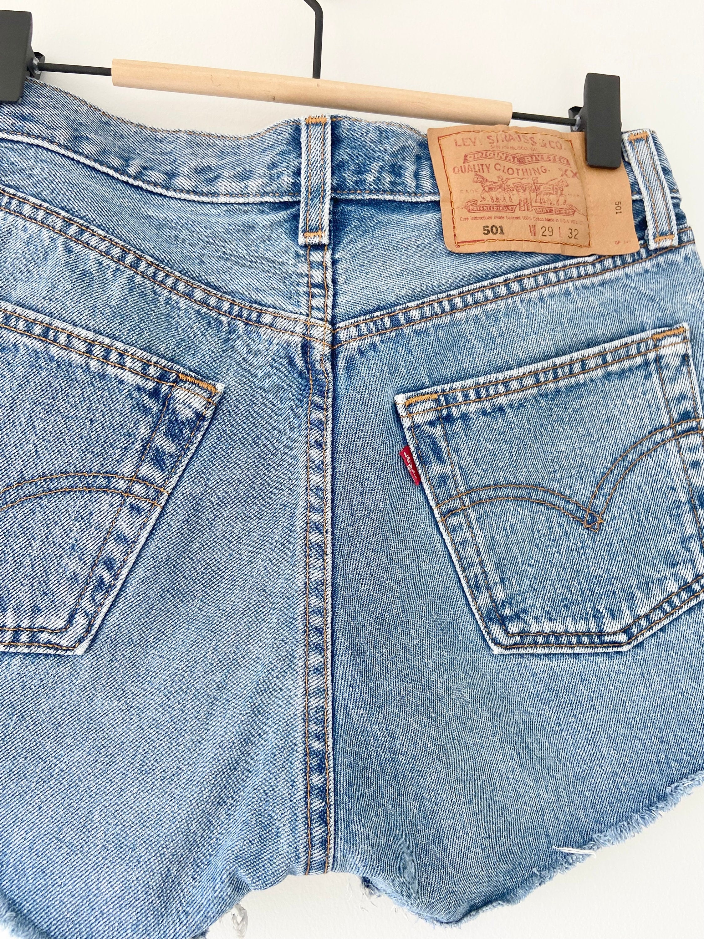 w27 Vintage Levi’s 501 button shorts  medium blue wash