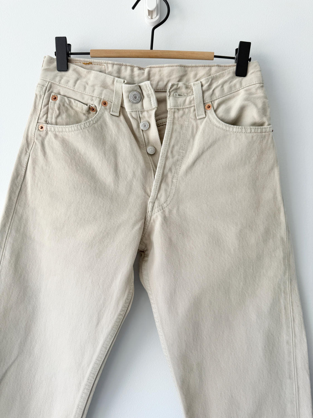 W25 L30 Levis 501 vintage 24-25” measured waist beige made in Spain 90s