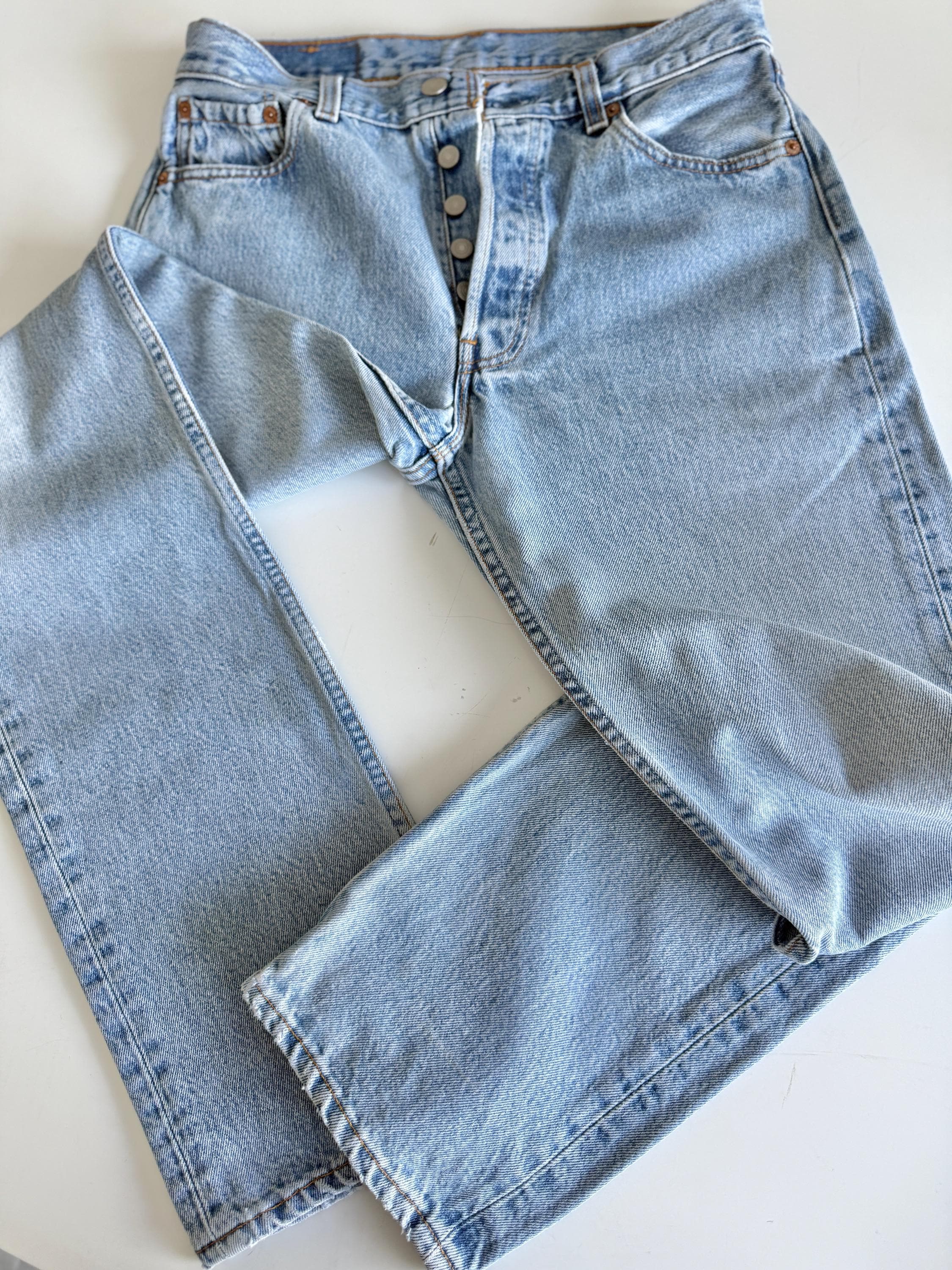 W29 L33 Levis 501 vintage 28-29” measured waist light blue made in USA 90s