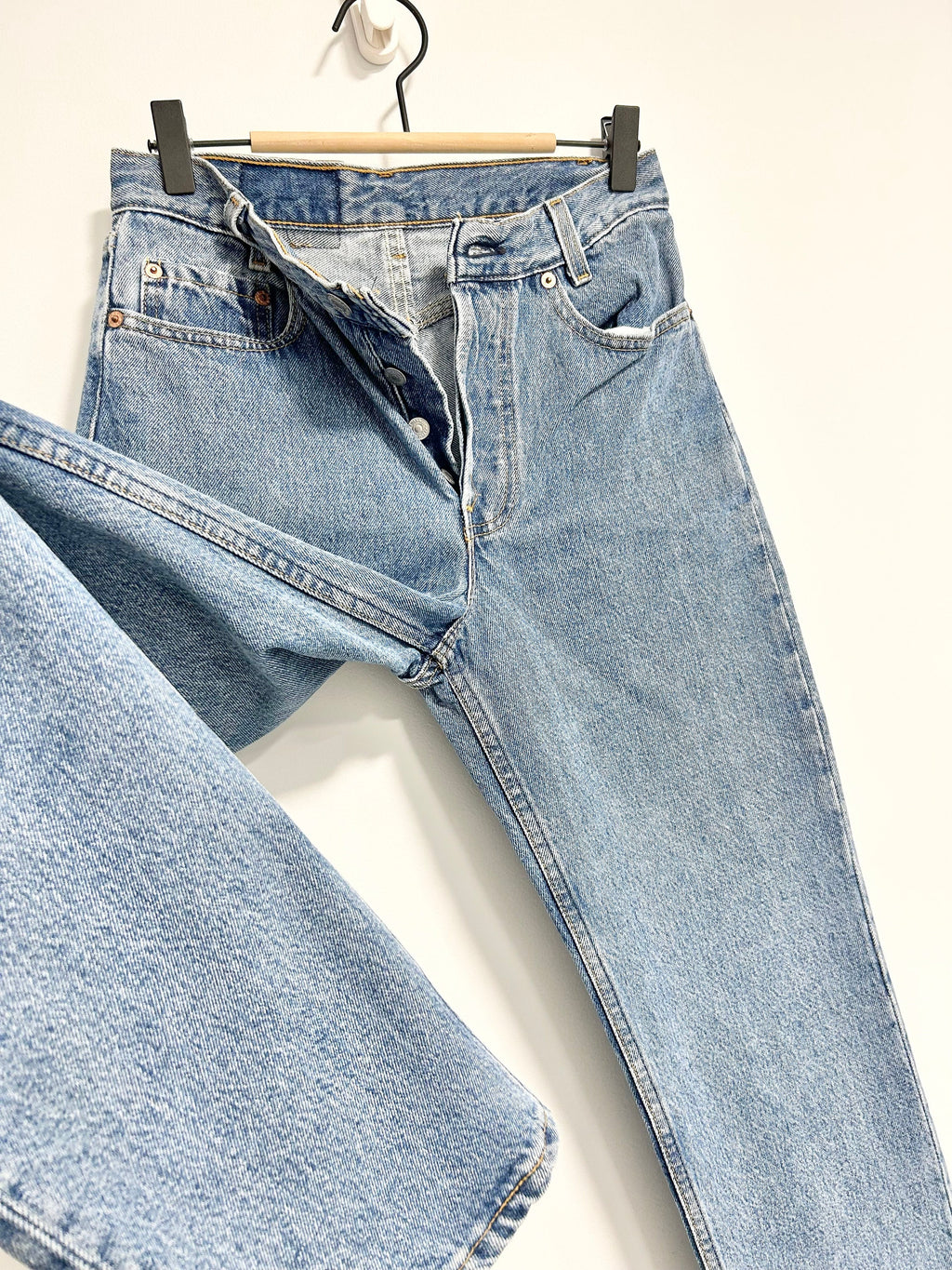 Levis 501 jeans w26 L31 90s medium wash faded blue 501 faded wash blue 501 vintage 501s