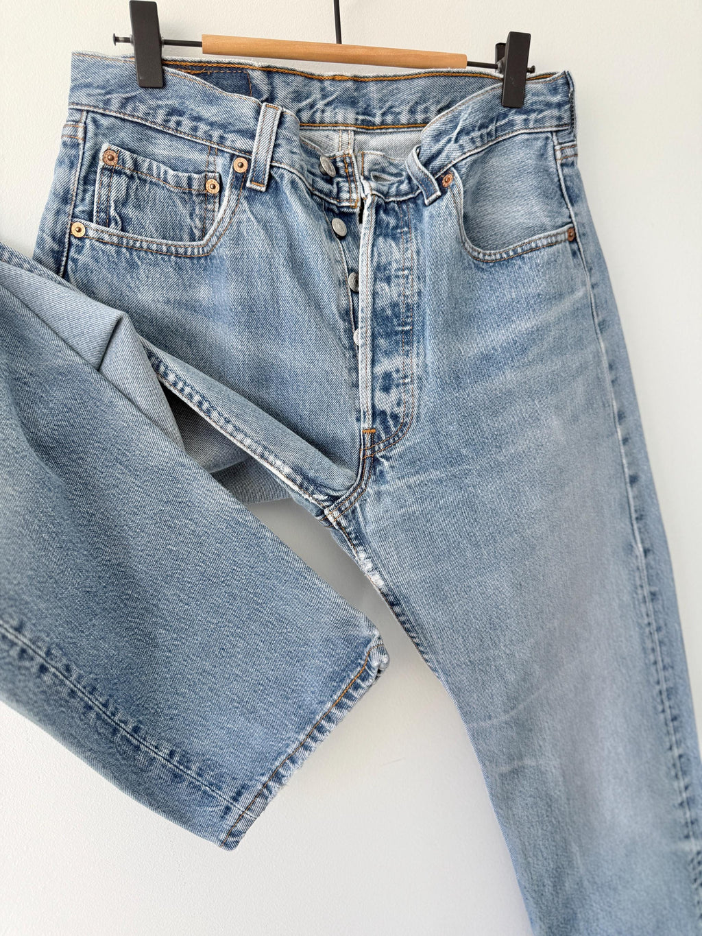 W29 L31 vintage Levis 501 28-29” measured waist faded medium blue made in USA 90s