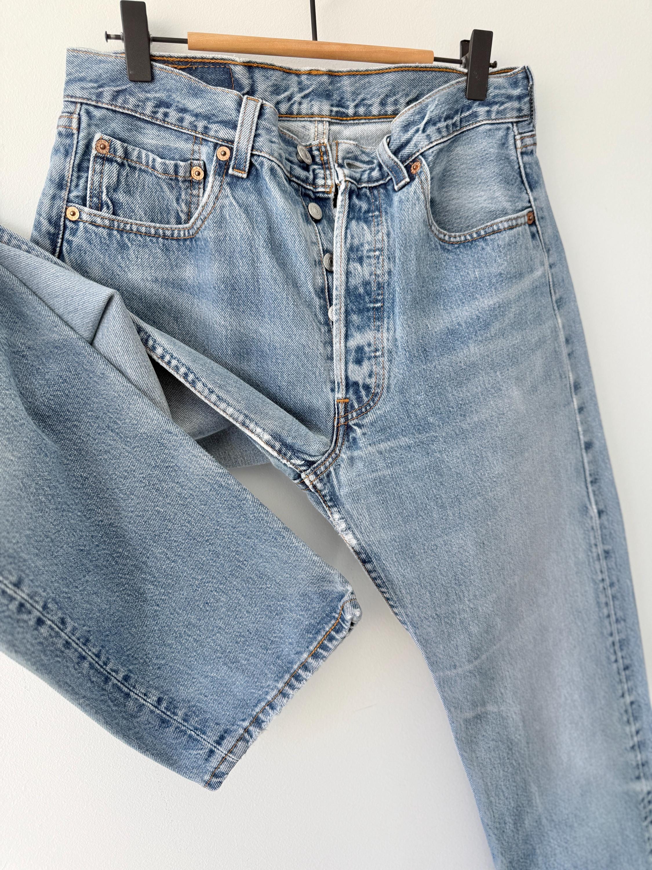 W29 L31 vintage Levis 501 28-29” measured waist faded medium blue made in USA 90s
