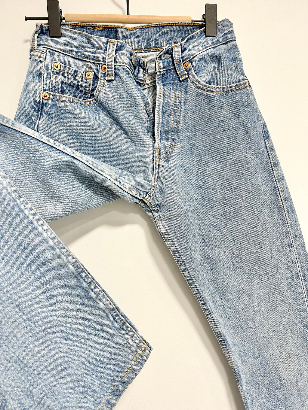 Levis 501 jeans w22 L27 medium blue denim faded blue wash light blue 501 vintage 501s England