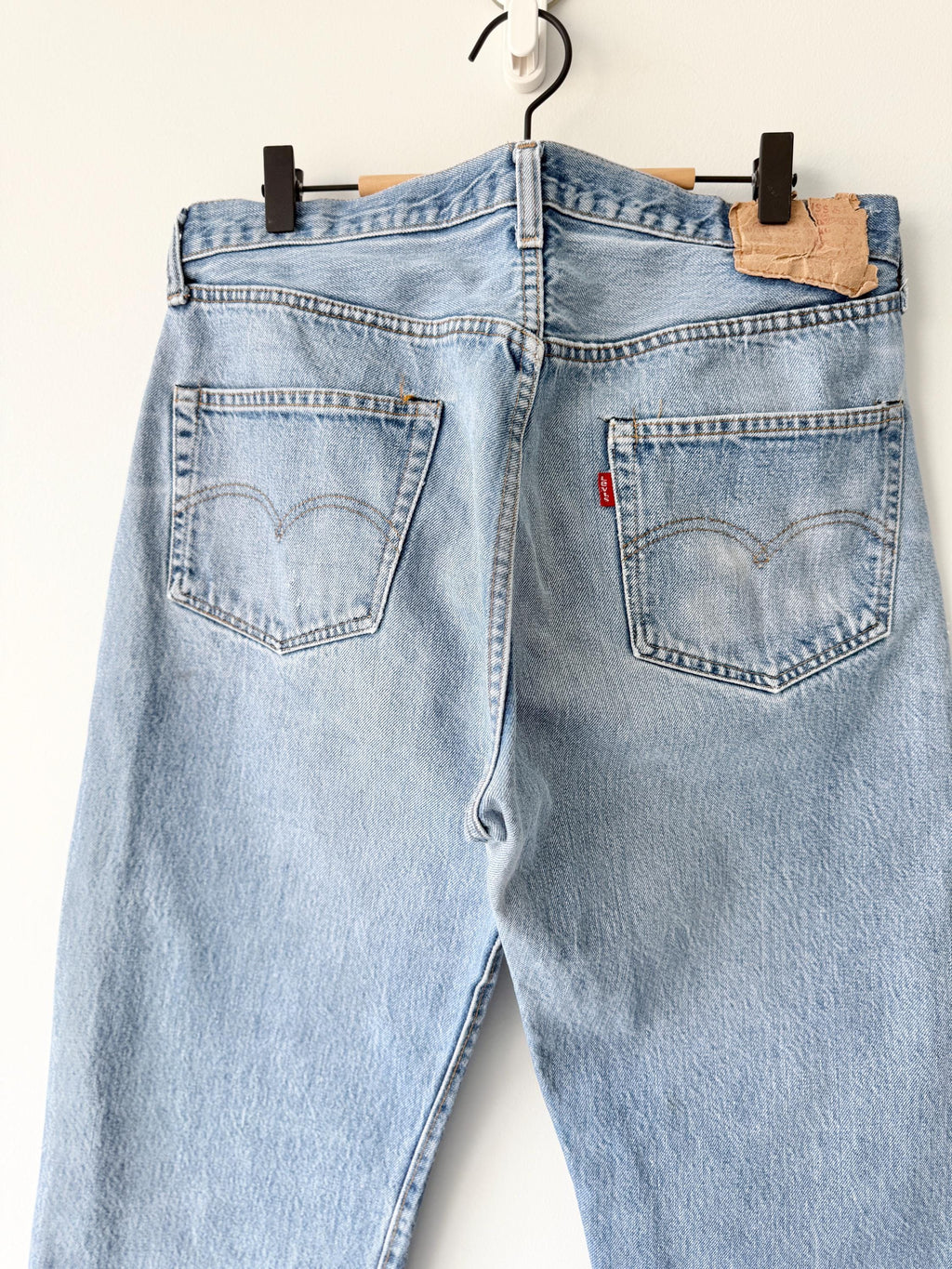W33 L31 selvedge vintage Levis 501 32-33” measured waist faded light blue made in 70s