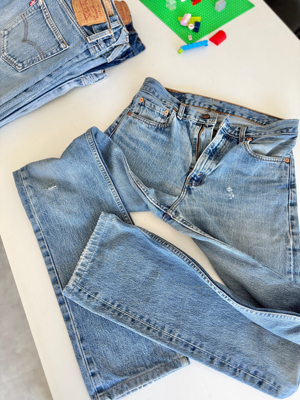 W30 L31 vintage Levis 505 29-30” measured waist medium blue denim made in 90s