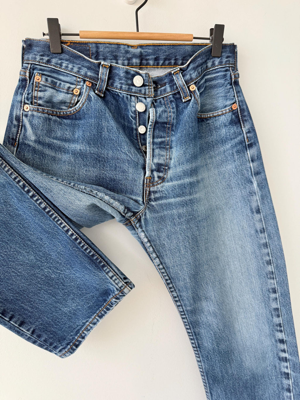 W28 L29 vintage Levis 501 27-28” measured dark raw blue faded denim made in Y2K