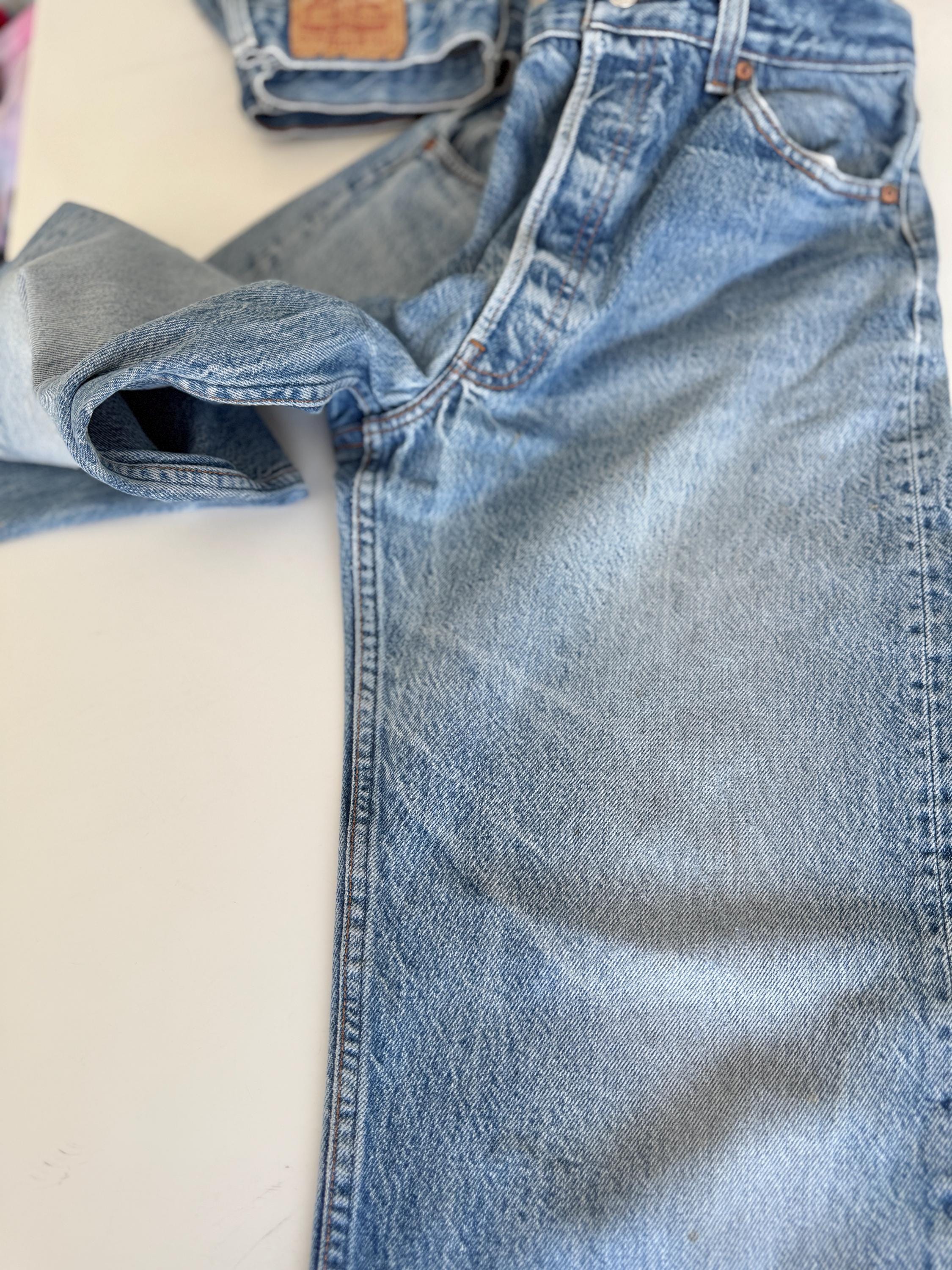 W33 L31 vintage Levis 501 31-33” measured waist medium faded denim made in USA  90s