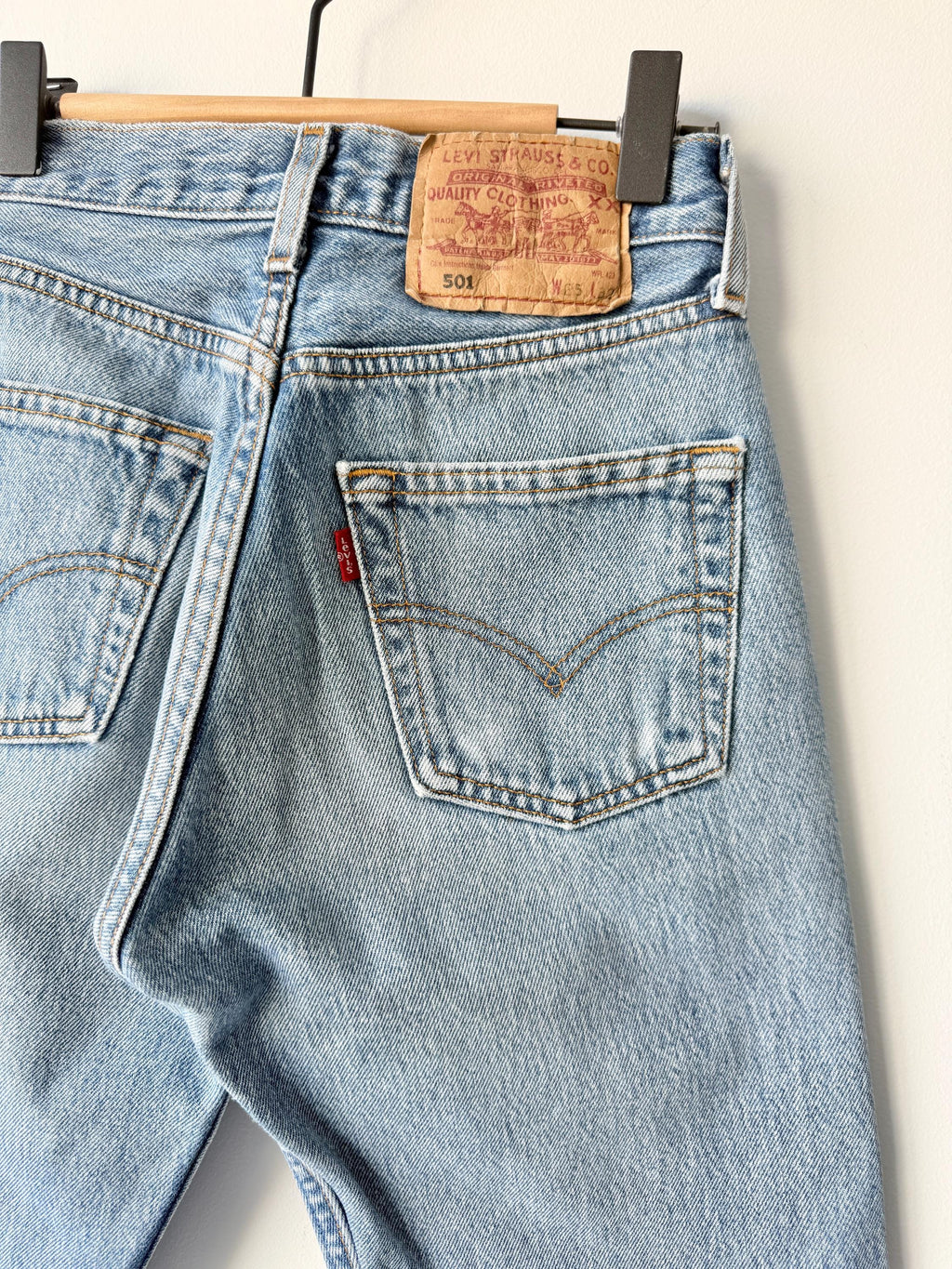 W23 L30 vintage Levis 501 22-23” measured medium blue made in 90s )