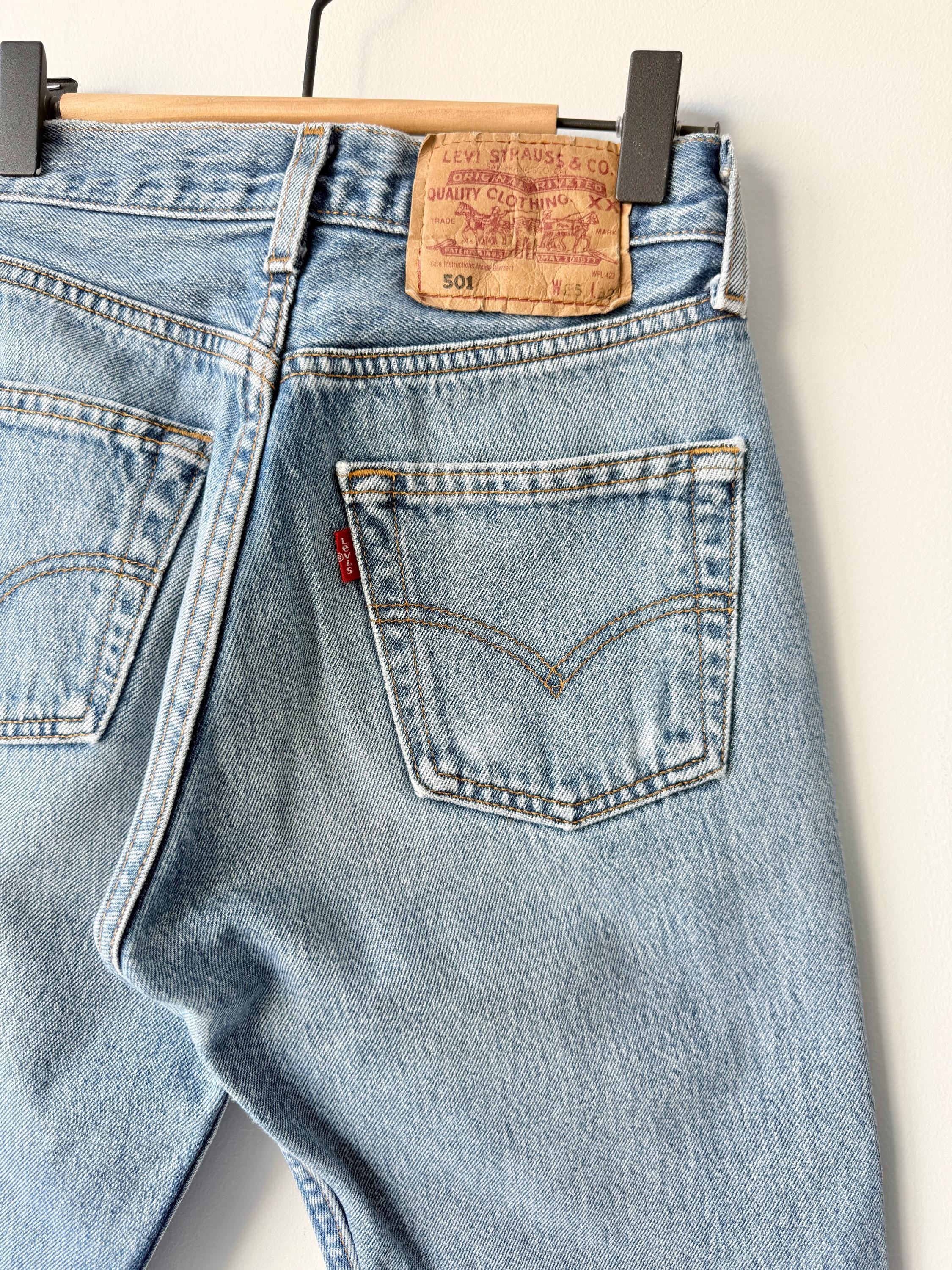 W23 L30 vintage Levis 501 22-23” measured medium blue made in 90s )
