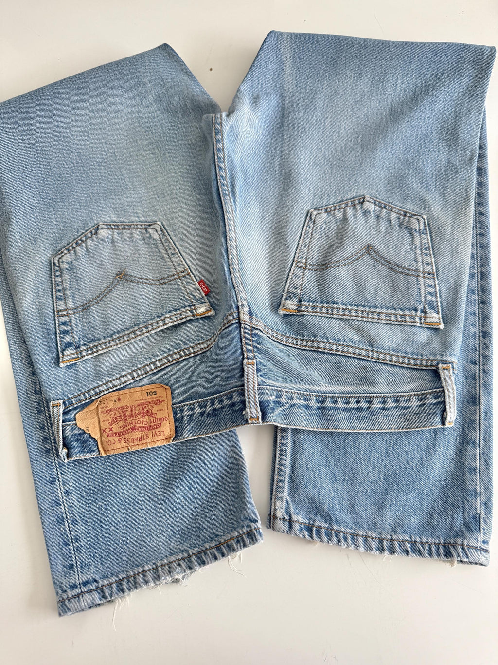 W33 L31 Levis 501 vintage 33” measured waist medium blue made in y2k