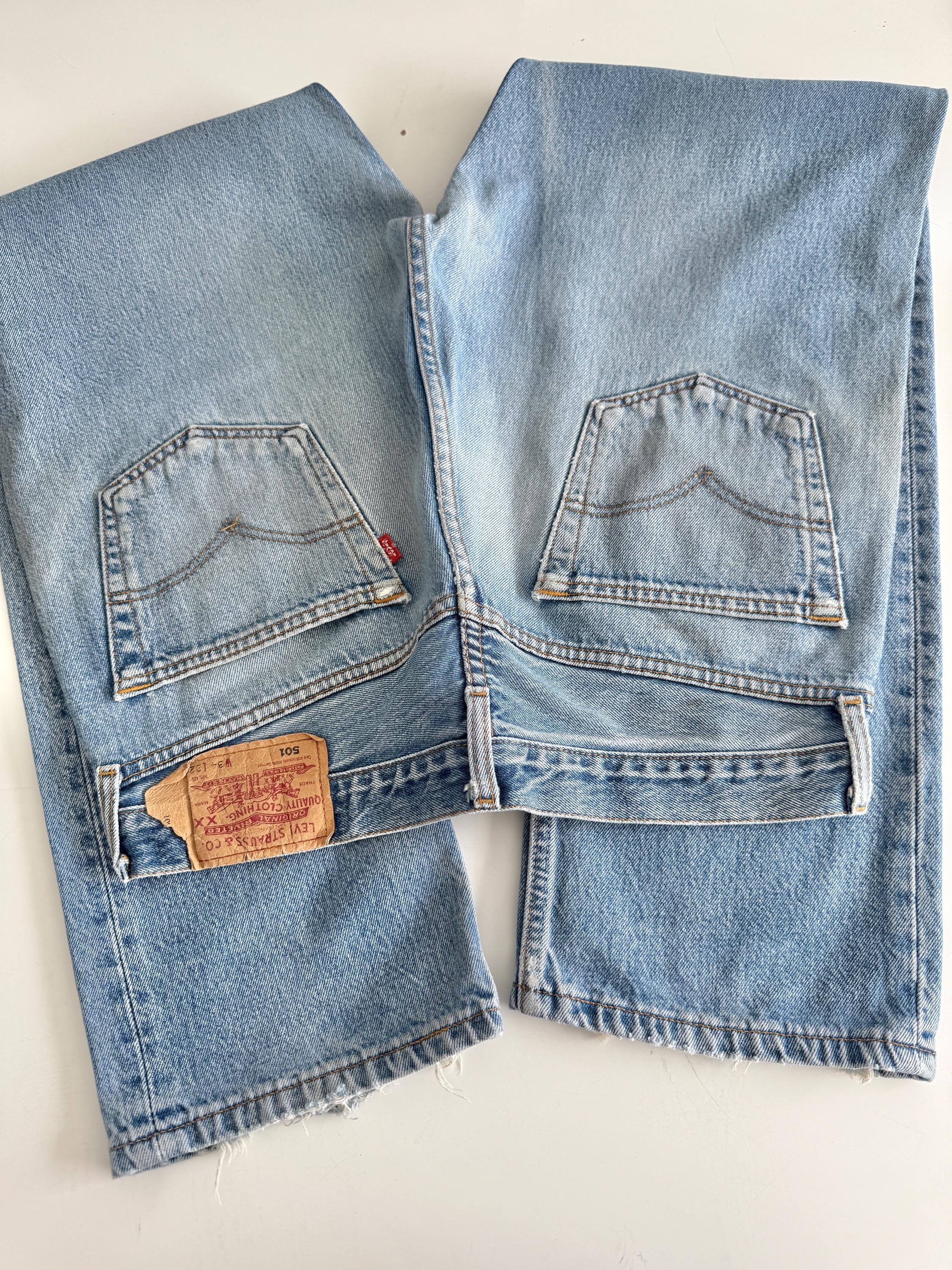 W33 L31 Levis 501 vintage 33” measured waist medium blue made in y2k