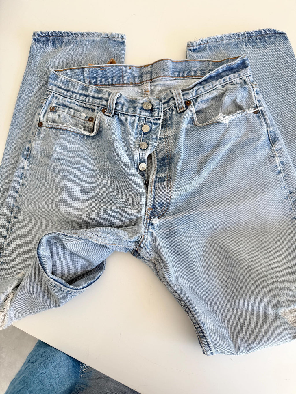 Held *** W29 L30 Levis 501 vintage faded light blue 501s made in USA 80s straight leg jeans 501 29-30” waist (mayuk)