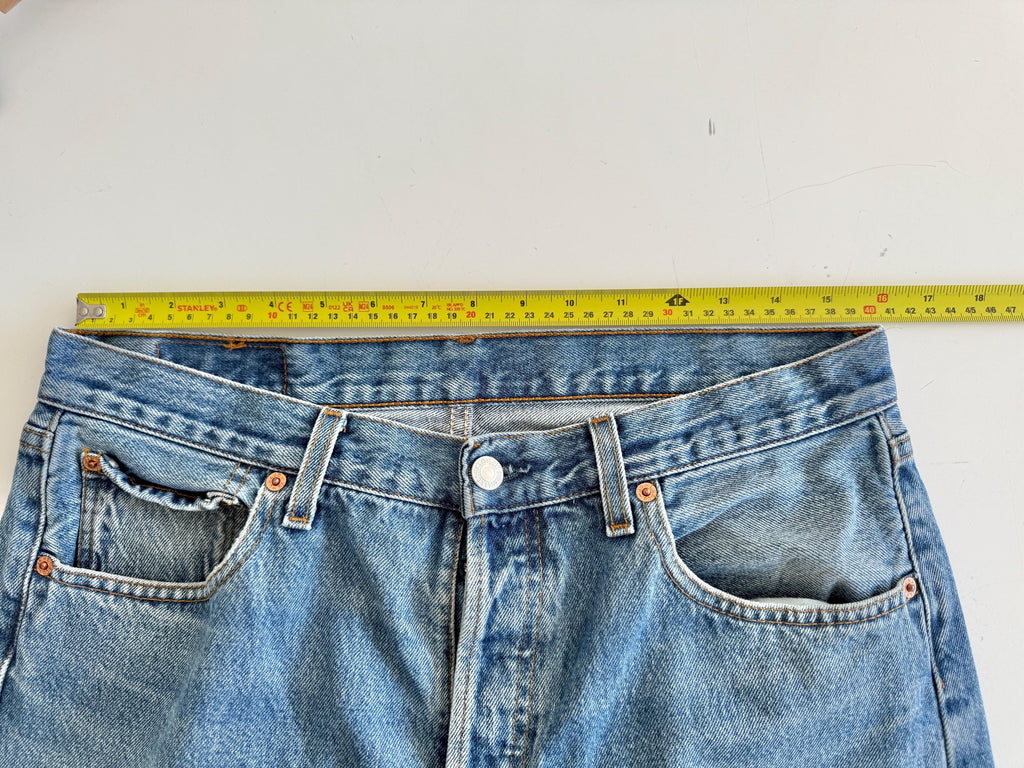 W32 L31 vintage Levis 501 31-32” measured medium faded lines blue made in Y2K