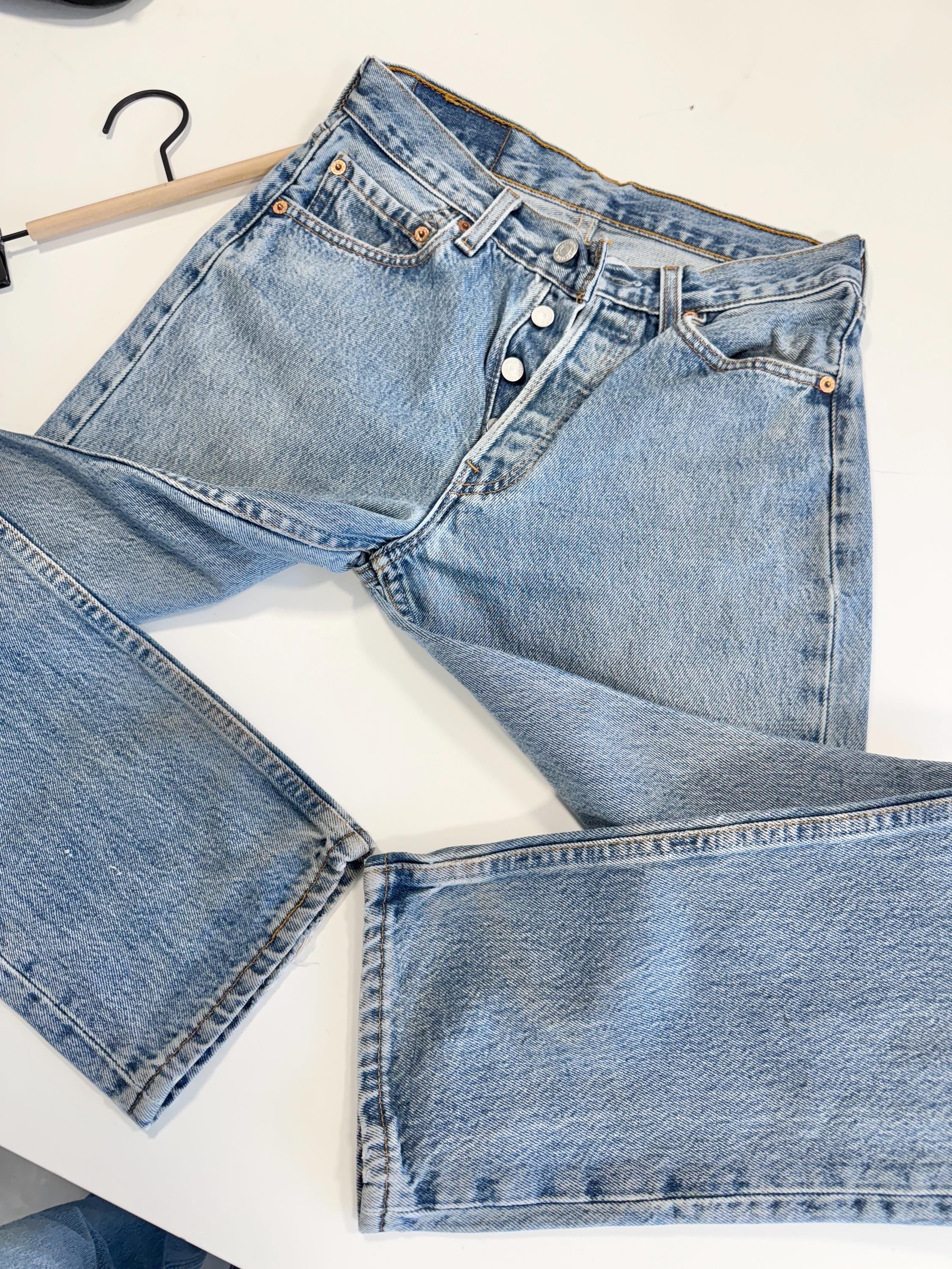 Levis 501 vintage w26 L31 medium faded blue 501s made in USA “for women” straight leg jeans 501 25”/26” waist (januk code)