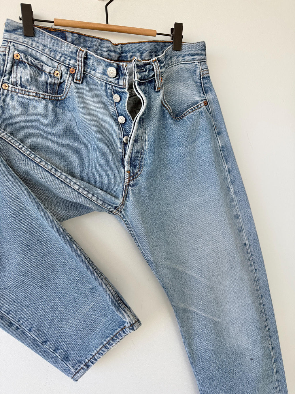 W31 L31 vintage Levis 501 30-31” measured waist medium blue denim made in Y2K