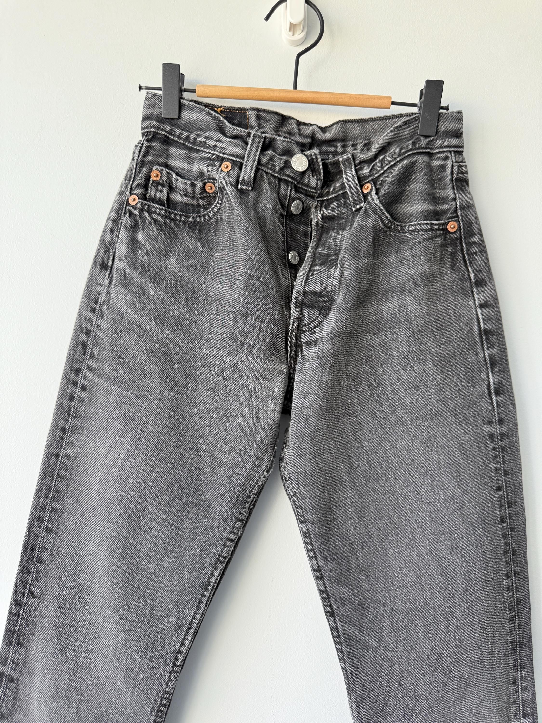 W25 L29 vintage Levis 501 24-25” measured waist black faded lines made in 90s