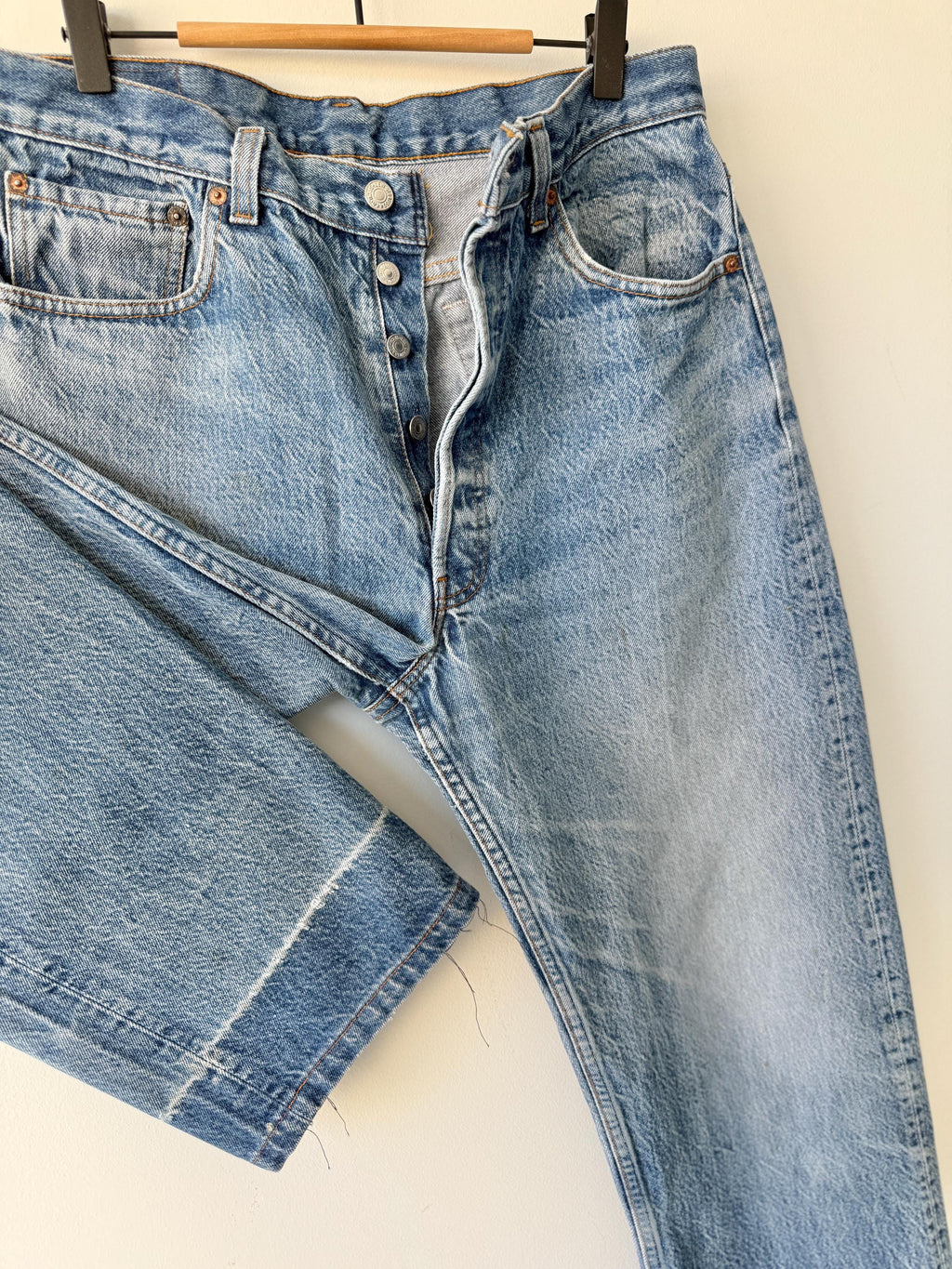 W33 L31 vintage Levis 501 31-33” measured waist medium faded denim made in USA  90s