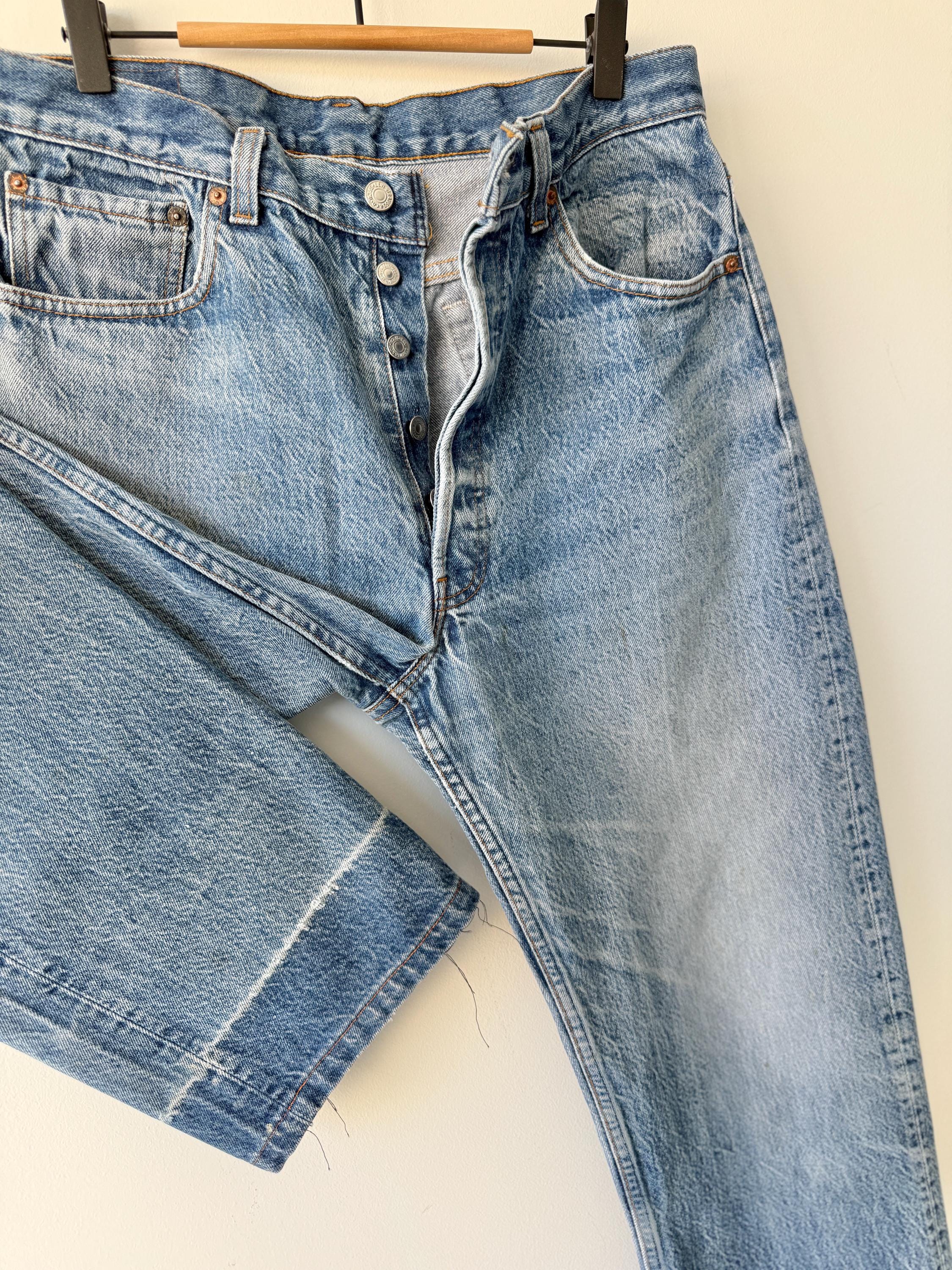 W33 L31 vintage Levis 501 31-33” measured waist medium faded denim made in USA  90s