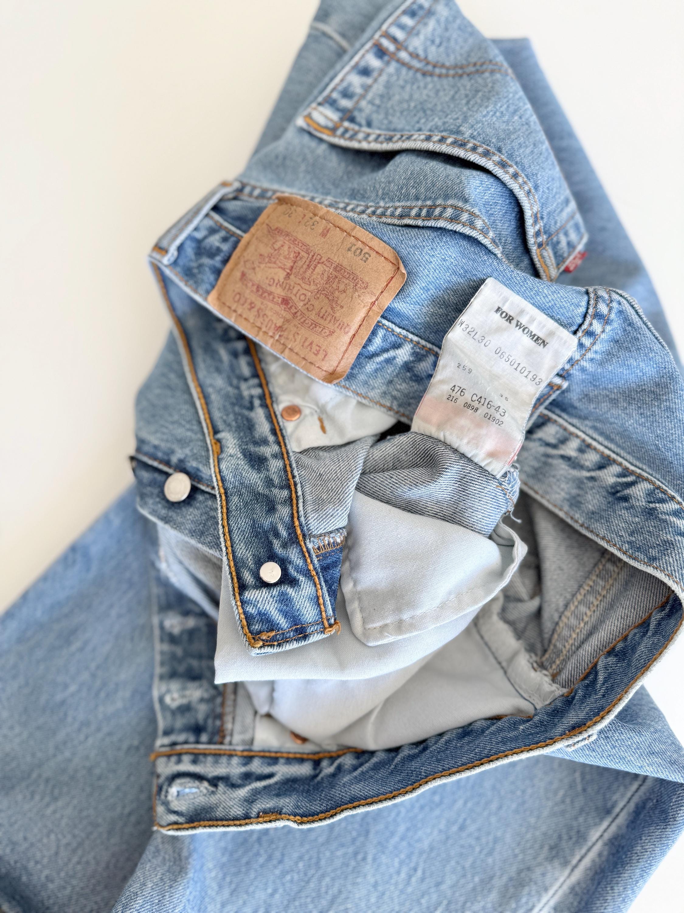 w30 L29 Levis 501 vintage 29-30” waistmedium blue 501s made in Canada for women 90s straight leg jeans 501