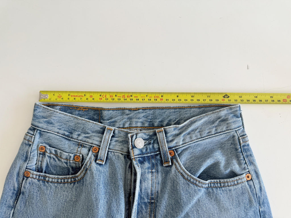 W25 L30 vintage Levis 501 25” measured waist medium blue made in 90s