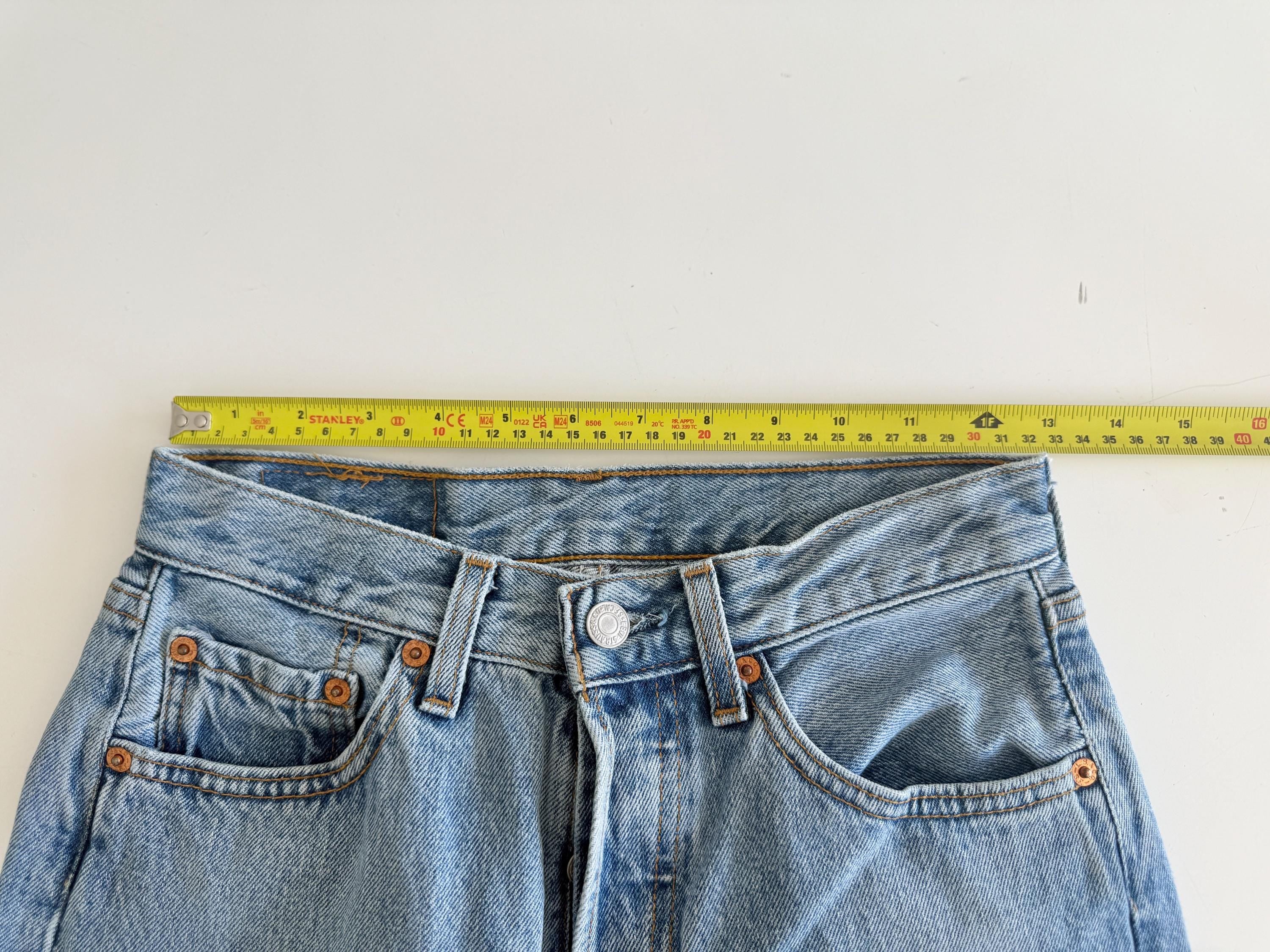 W25 L30 vintage Levis 501 25” measured waist medium blue made in 90s